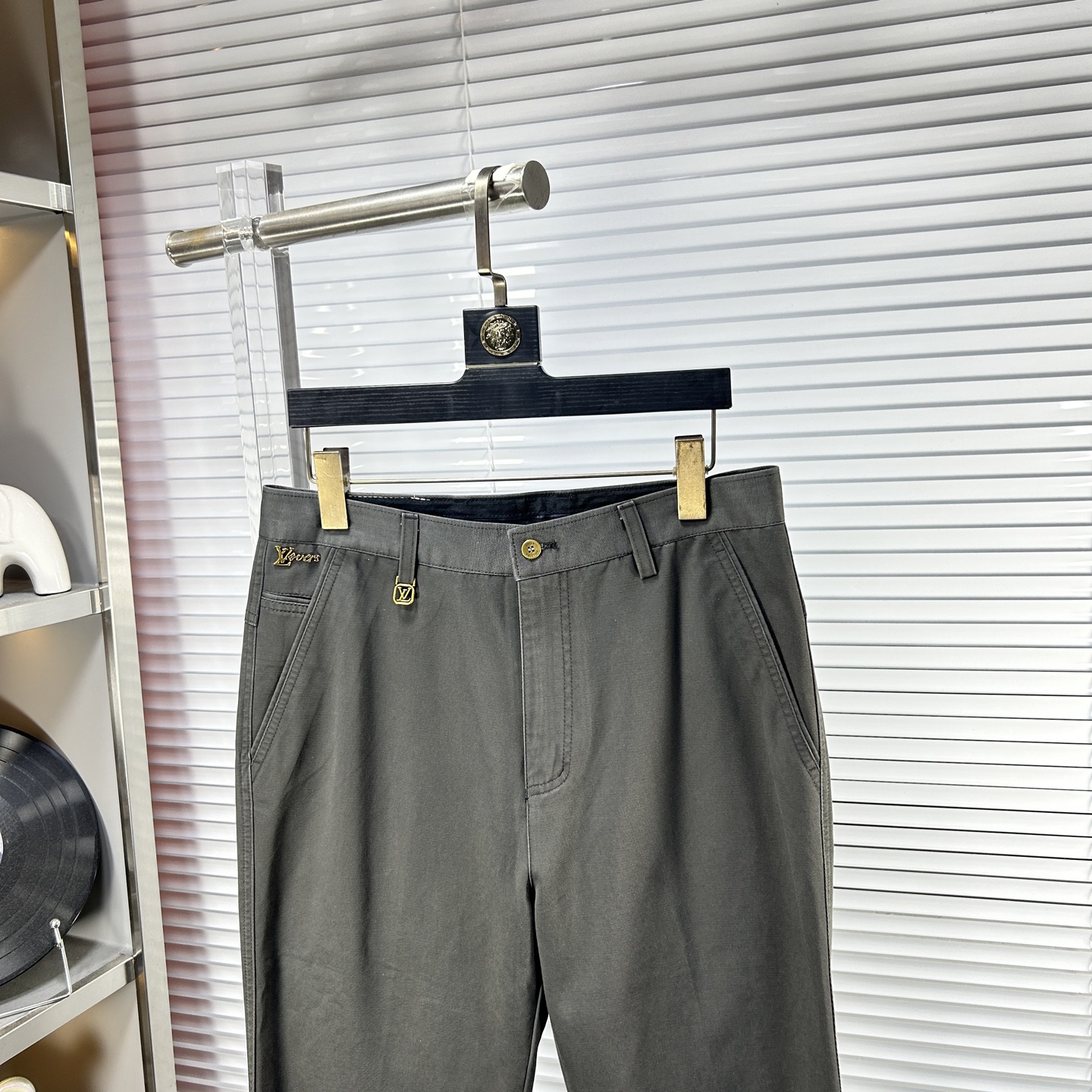 LV*路易 ss25秋冬新款休闲裤西裤，官网同步发售，裤身工艺设计，进口客供辅料、面料定制，代工厂出品免