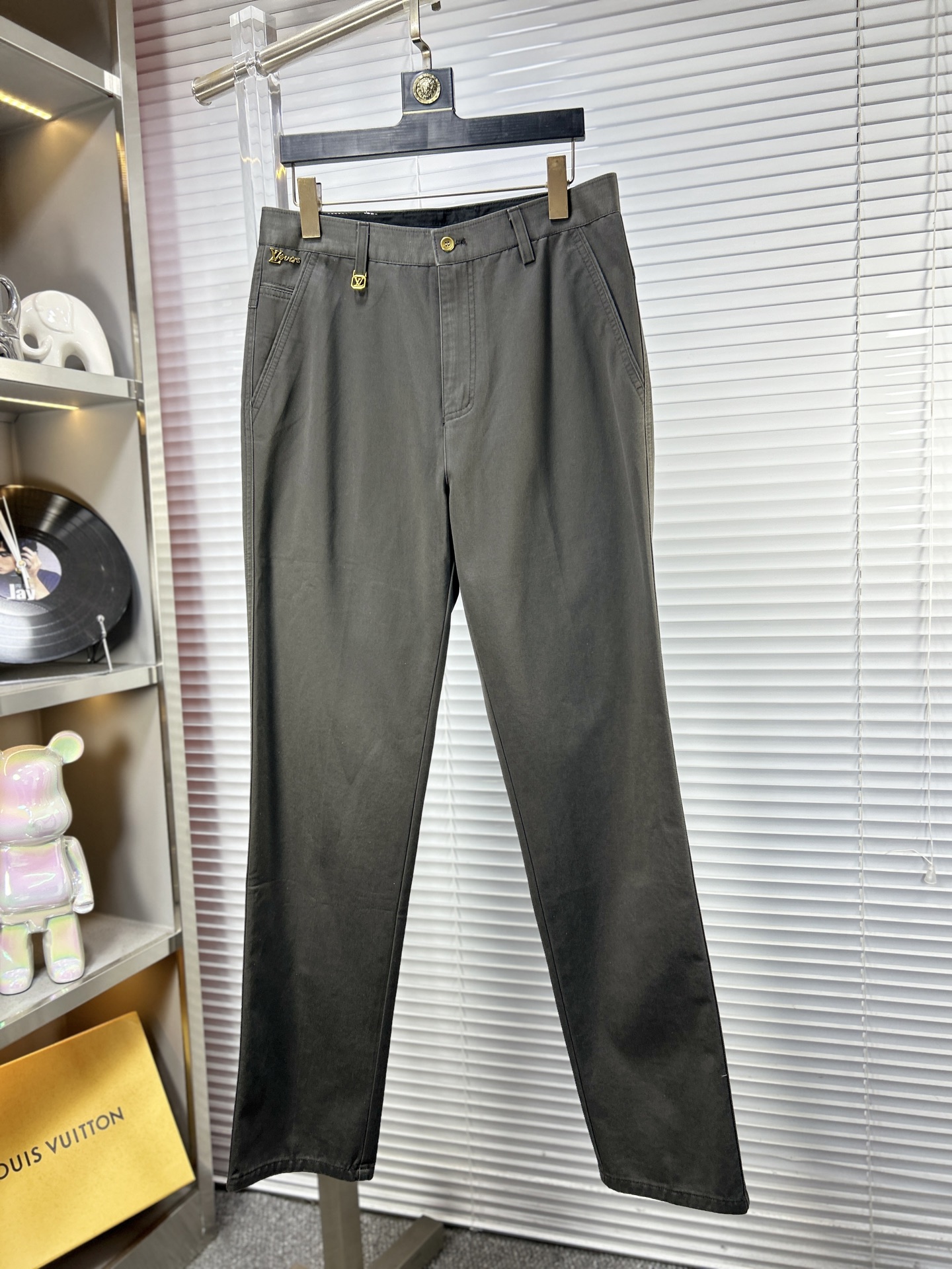 LV*路易 ss25秋冬新款休闲裤西裤，官网同步发售，裤身工艺设计，进口客供辅料、面料定制，代工厂出品免