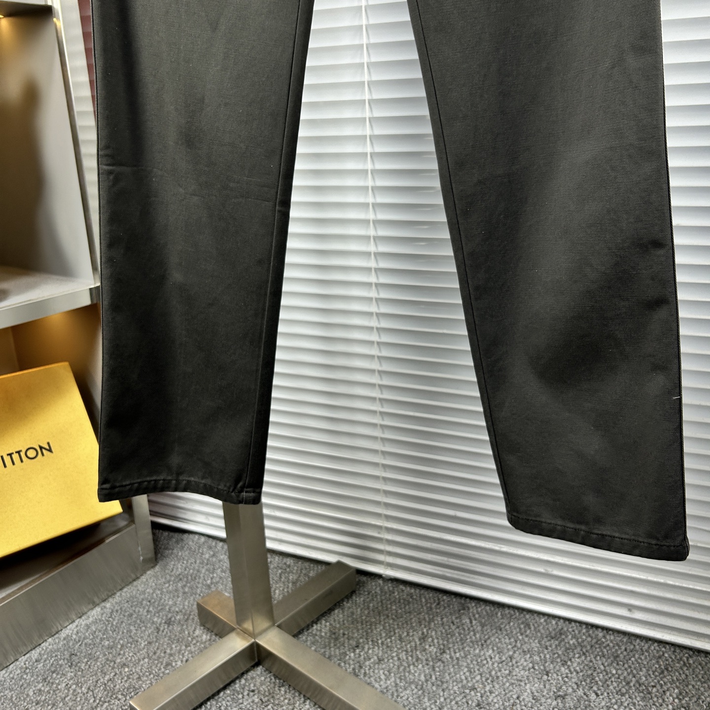 LV*路易 ss25秋冬新款休闲裤西裤，官网同步发售，裤身工艺设计，进口客供辅料、面料定制，代工厂出品免