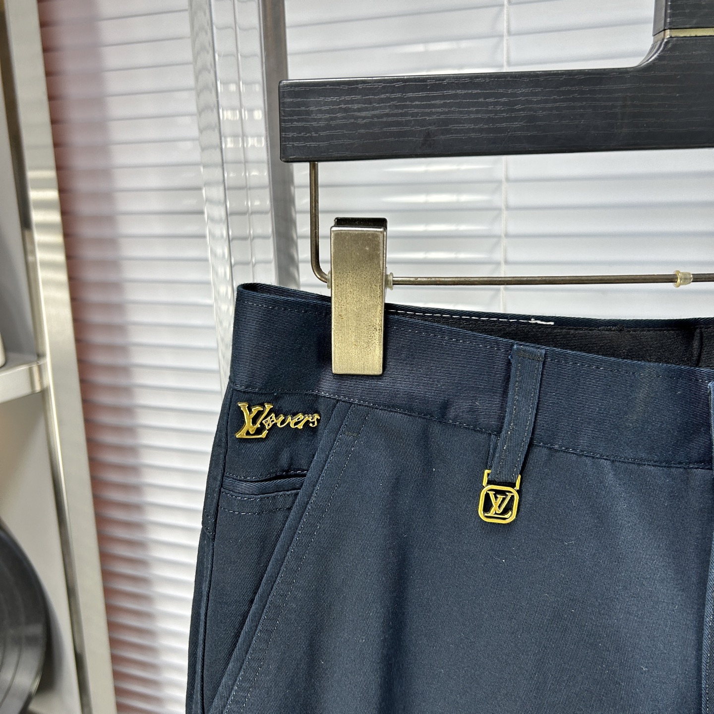 LV*路易 ss25秋冬新款休闲裤西裤，官网同步发售，裤身工艺设计，进口客供辅料、面料定制，代工厂出品免