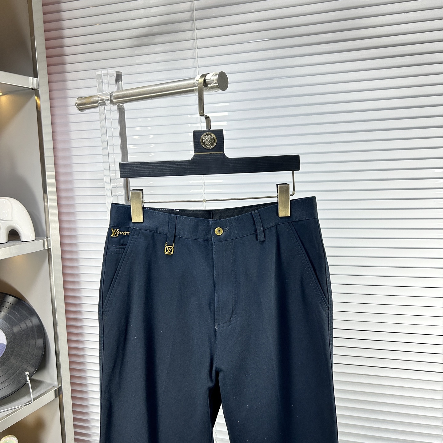 LV*路易 ss25秋冬新款休闲裤西裤，官网同步发售，裤身工艺设计，进口客供辅料、面料定制，代工厂出品免