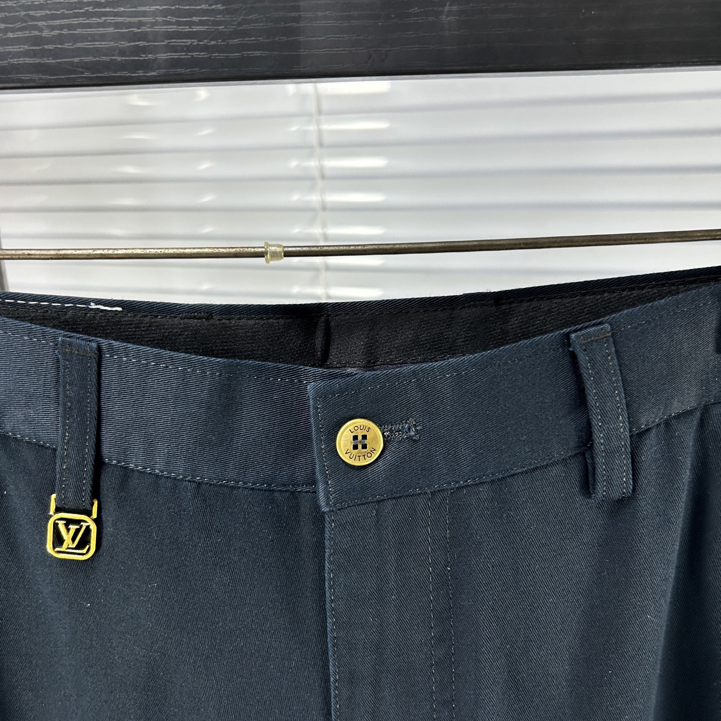 LV*路易 ss25秋冬新款休闲裤西裤，官网同步发售，裤身工艺设计，进口客供辅料、面料定制，代工厂出品免