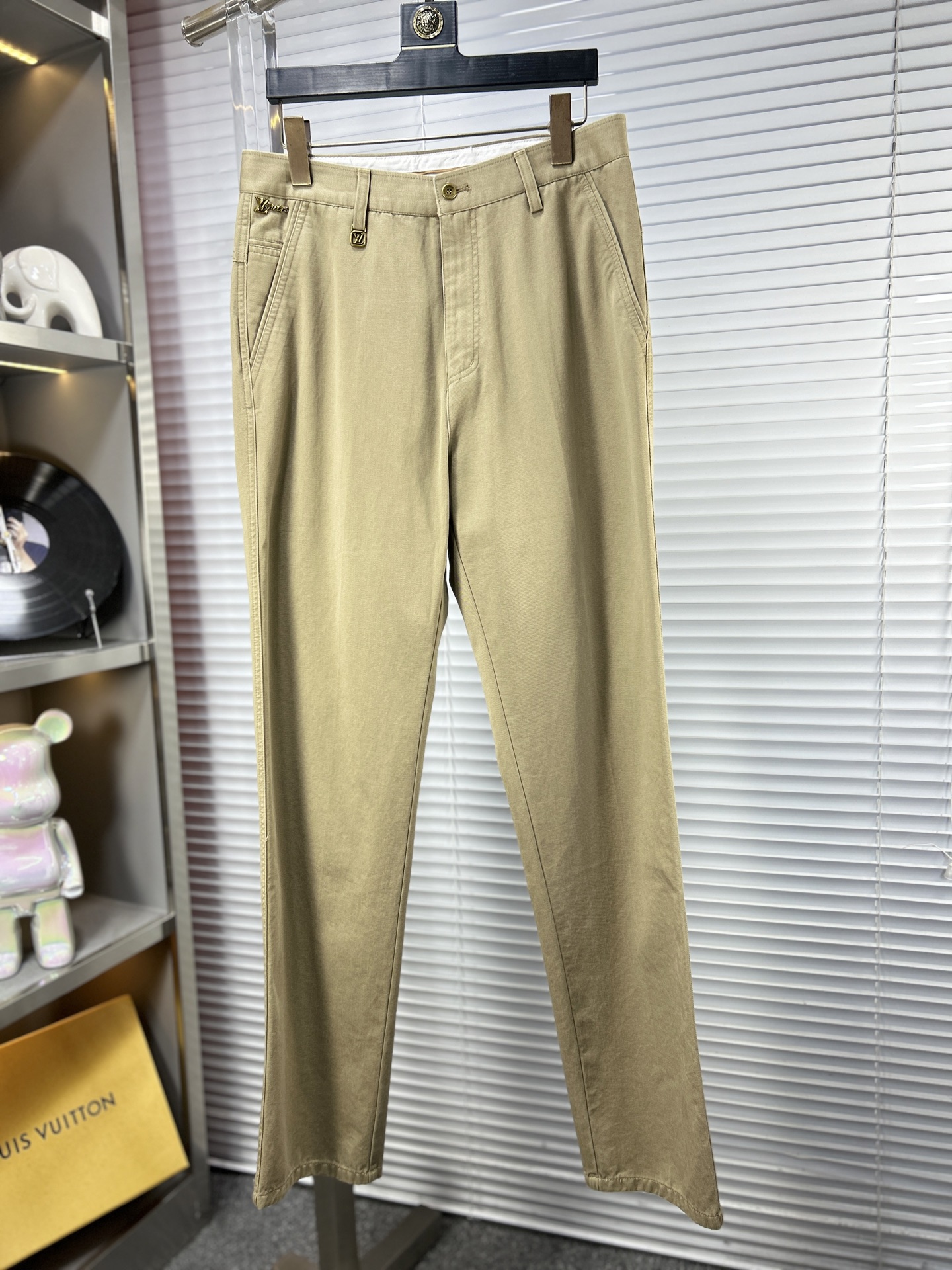 LV*路易 ss25秋冬新款休闲裤西裤，官网同步发售，裤身工艺设计，进口客供辅料、面料定制，代工厂出品免