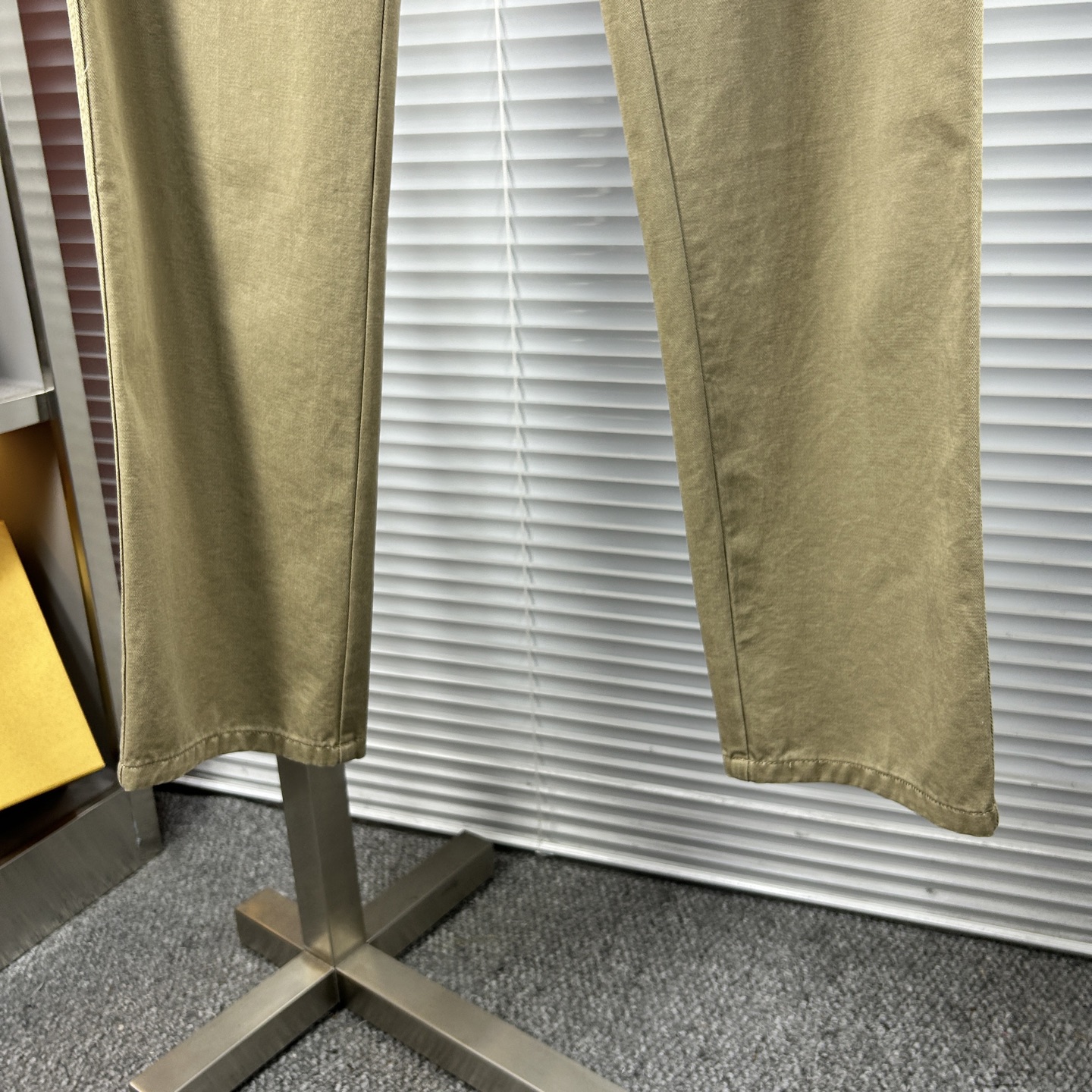 LV*路易 ss25秋冬新款休闲裤西裤，官网同步发售，裤身工艺设计，进口客供辅料、面料定制，代工厂出品免