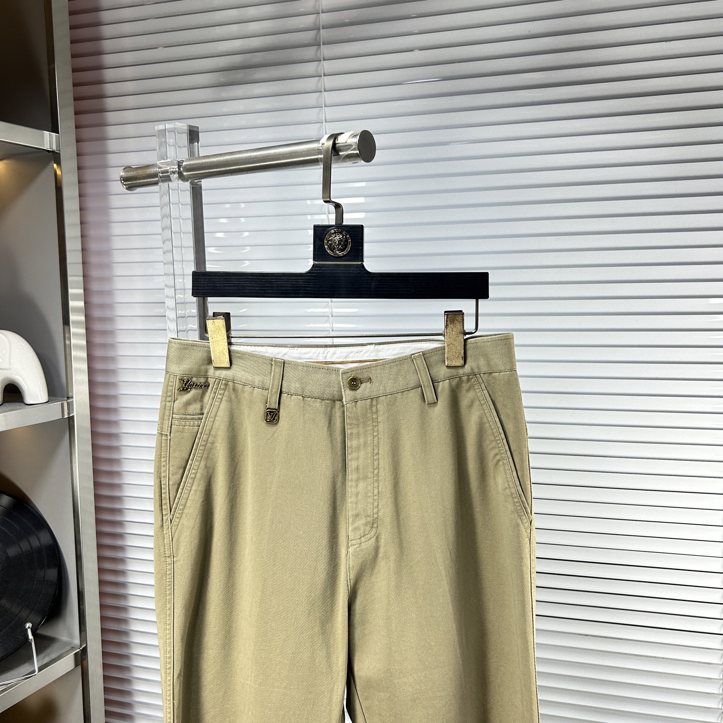 LV*路易 ss25秋冬新款休闲裤西裤，官网同步发售，裤身工艺设计，进口客供辅料、面料定制，代工厂出品免