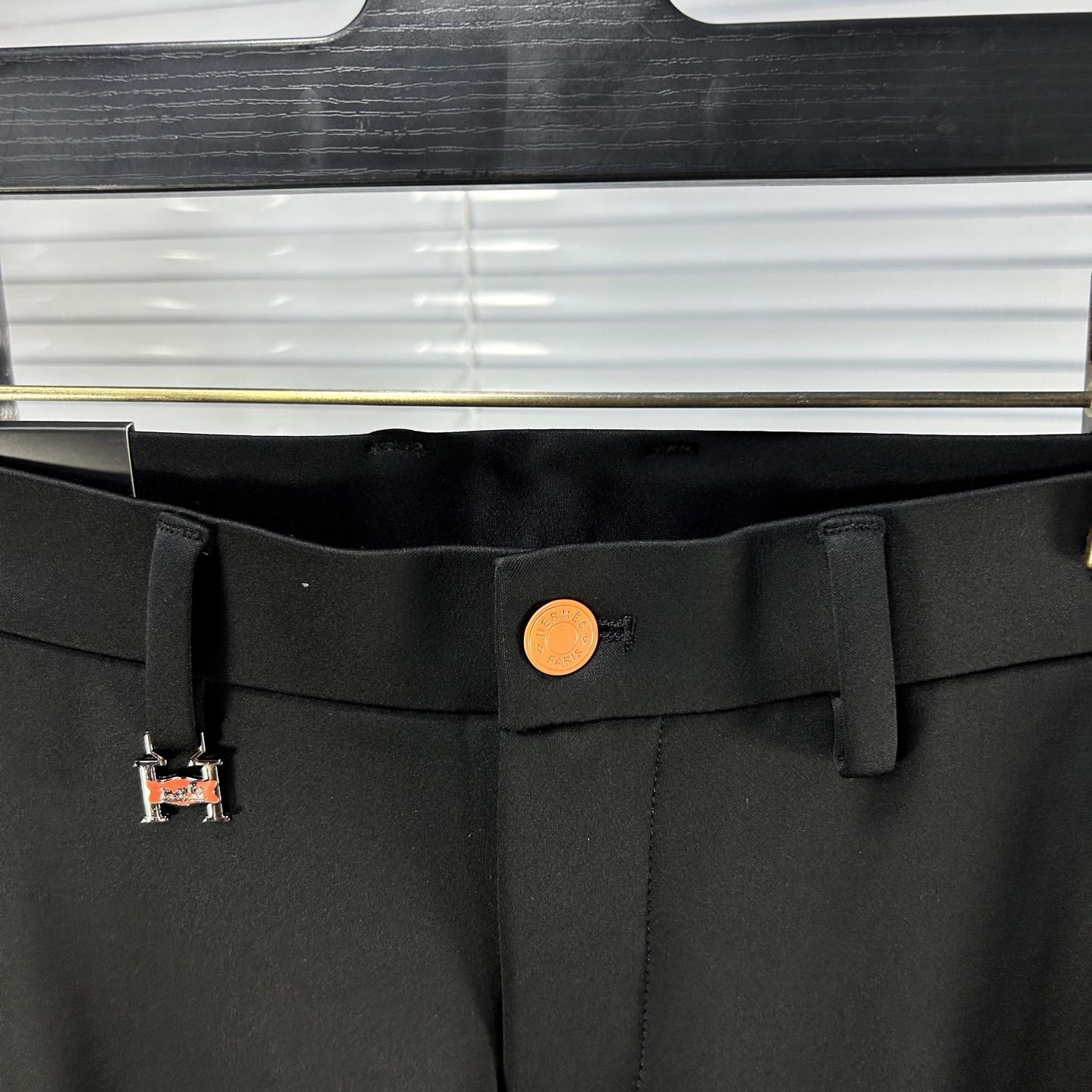 Herm*爱马仕 ss25秋冬新款休闲裤西裤，官网同步发售，裤身工艺设计，进口客供辅料、面料定制，代工厂