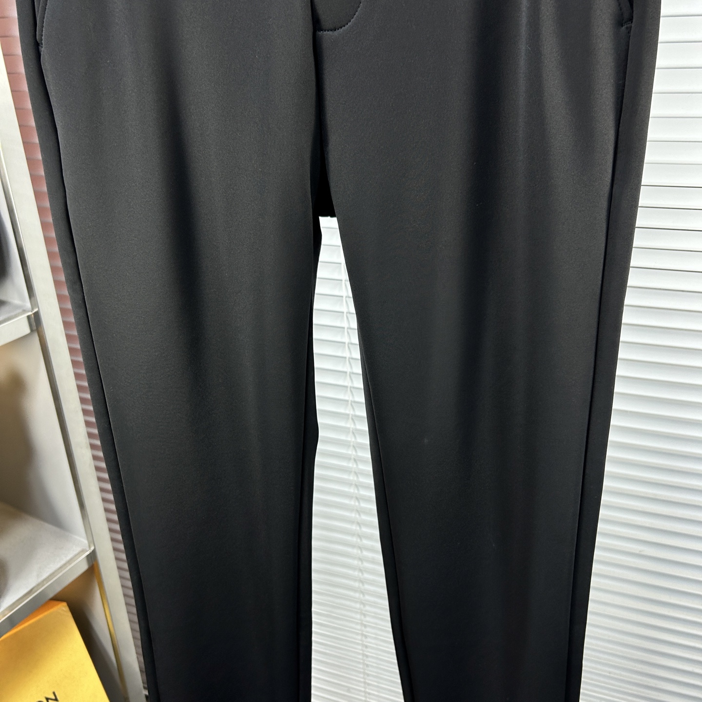 Herm*爱马仕 ss25秋冬新款休闲裤西裤，官网同步发售，裤身工艺设计，进口客供辅料、面料定制，代工厂