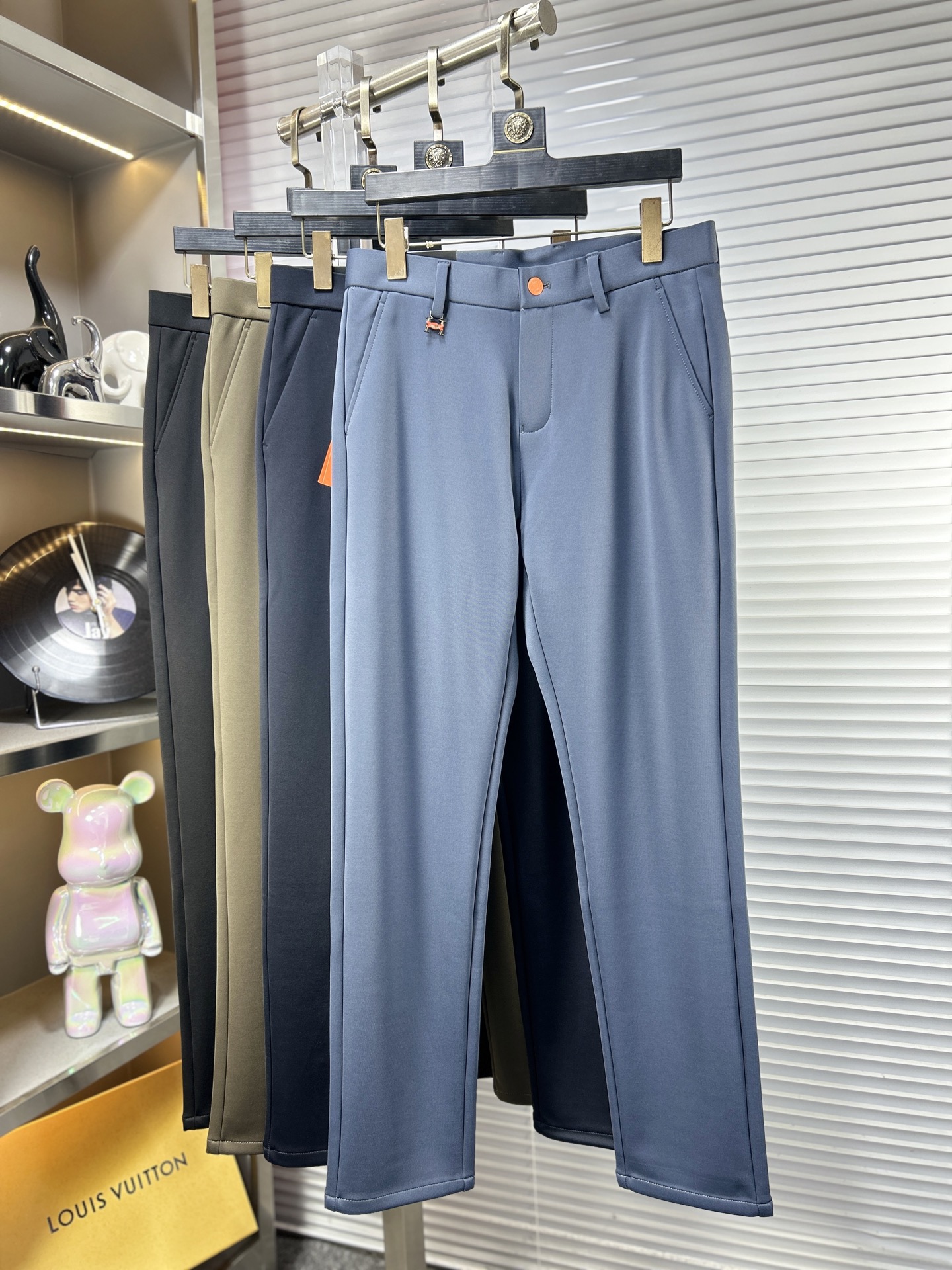 Herm*爱马仕 ss25秋冬新款休闲裤西裤，官网同步发售，裤身工艺设计，进口客供辅料、面料定制，代工厂