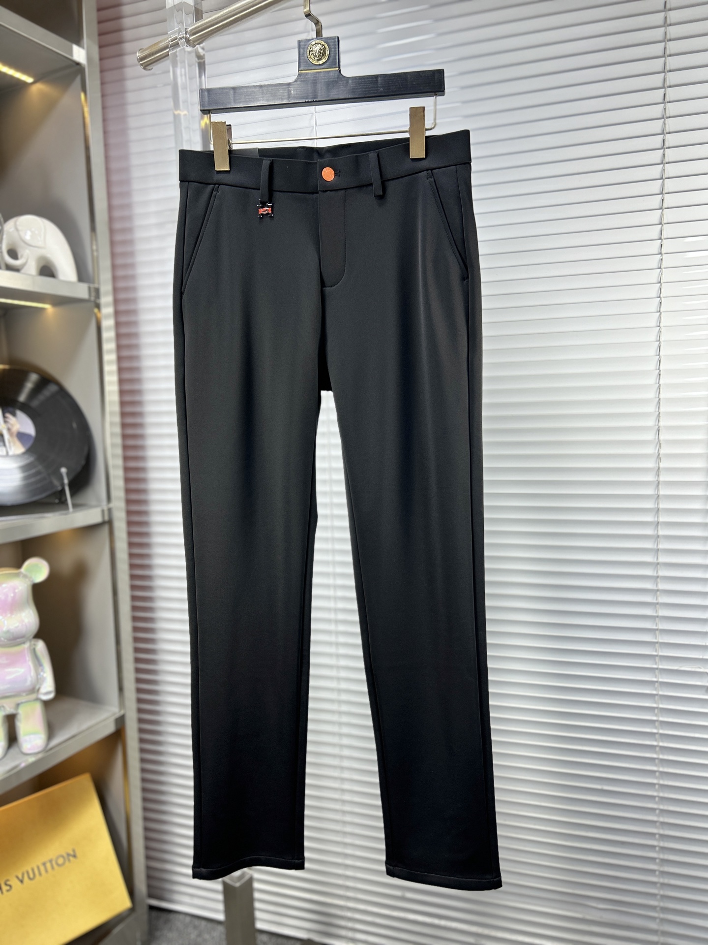 Herm*爱马仕 ss25秋冬新款休闲裤西裤，官网同步发售，裤身工艺设计，进口客供辅料、面料定制，代工厂