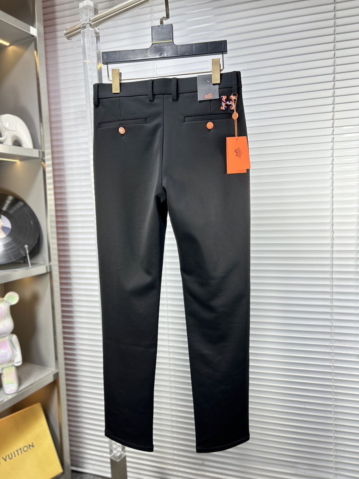 Herm*爱马仕 ss25秋冬新款休闲裤西裤，官网同步发售，裤身工艺设计，进口客供辅料、面料定制，代工厂