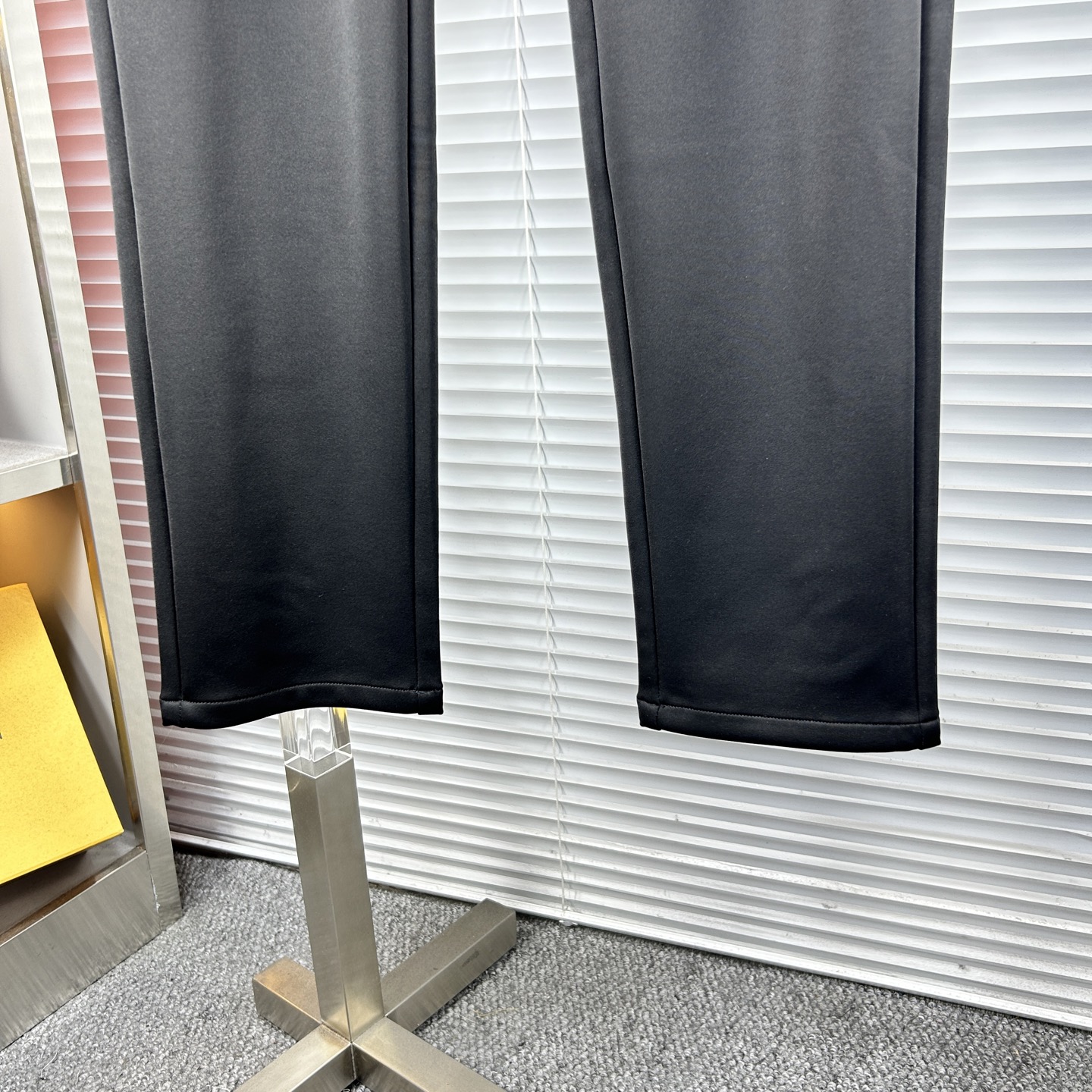 Herm*爱马仕 ss25秋冬新款休闲裤西裤，官网同步发售，裤身工艺设计，进口客供辅料、面料定制，代工厂