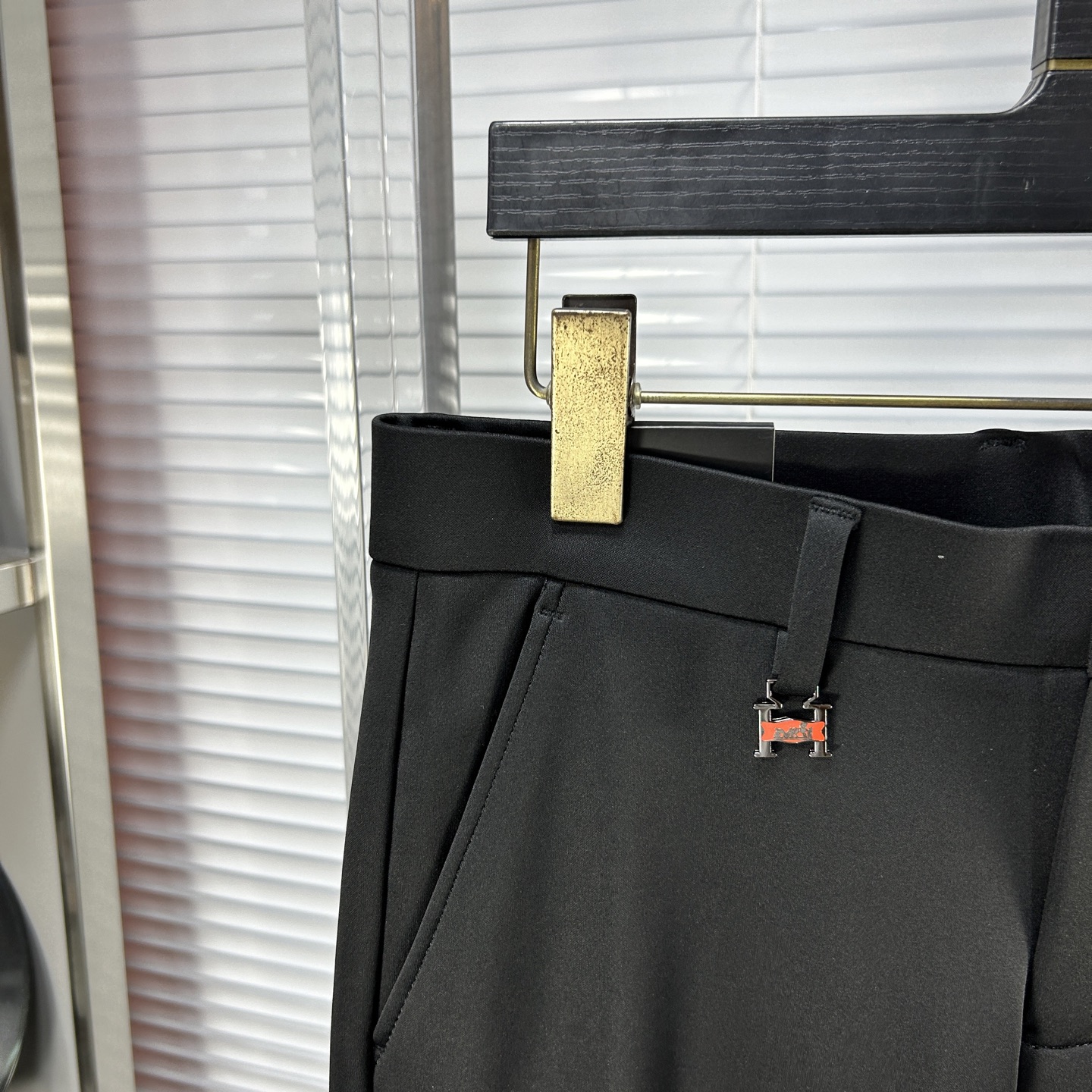 Herm*爱马仕 ss25秋冬新款休闲裤西裤，官网同步发售，裤身工艺设计，进口客供辅料、面料定制，代工厂