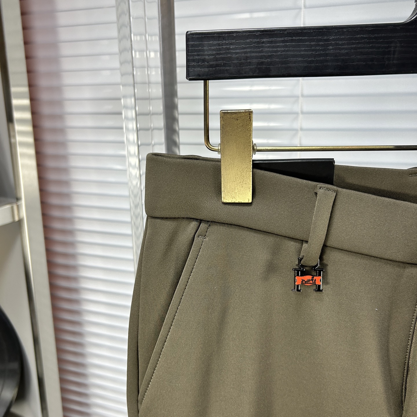 Herm*爱马仕 ss25秋冬新款休闲裤西裤，官网同步发售，裤身工艺设计，进口客供辅料、面料定制，代工厂