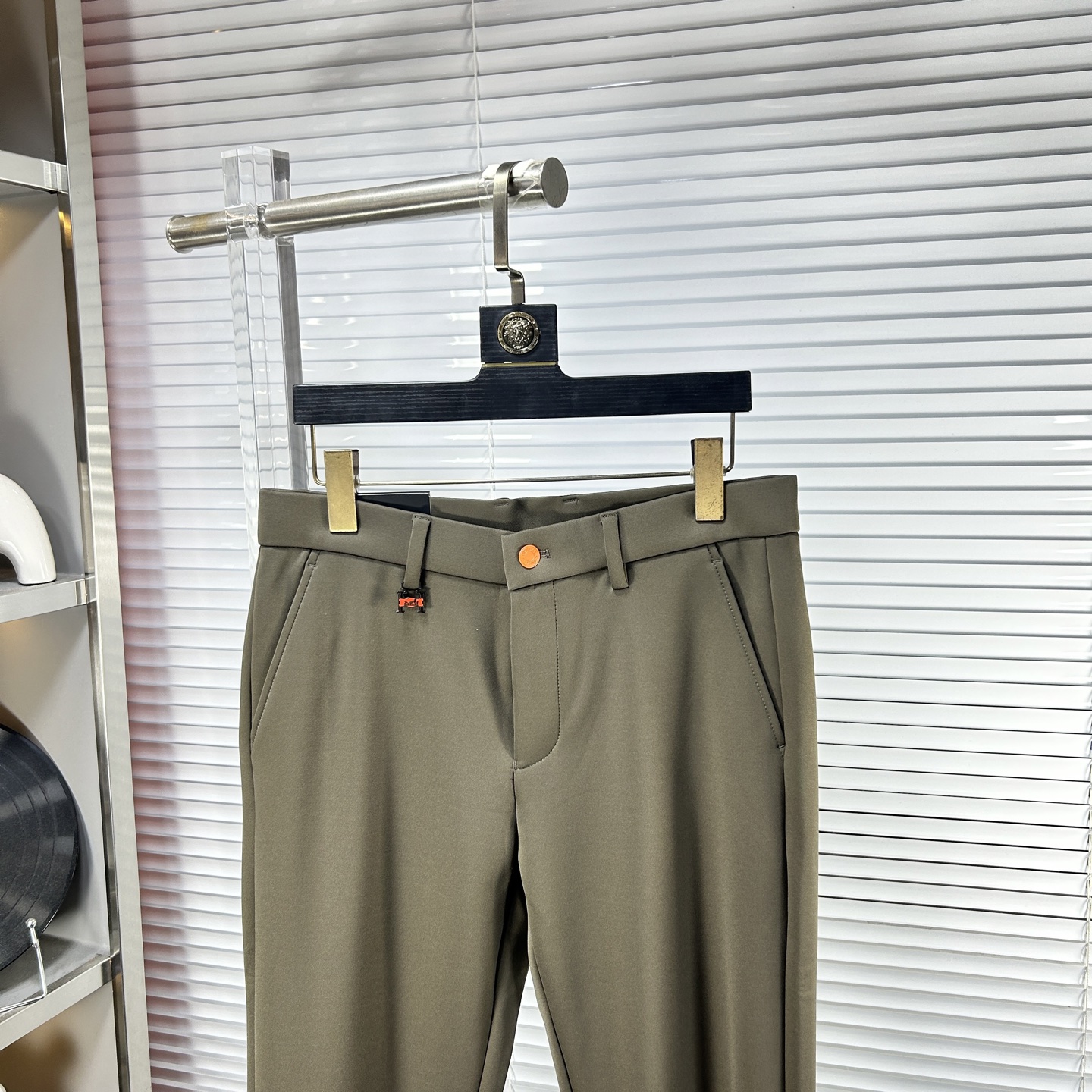 Herm*爱马仕 ss25秋冬新款休闲裤西裤，官网同步发售，裤身工艺设计，进口客供辅料、面料定制，代工厂