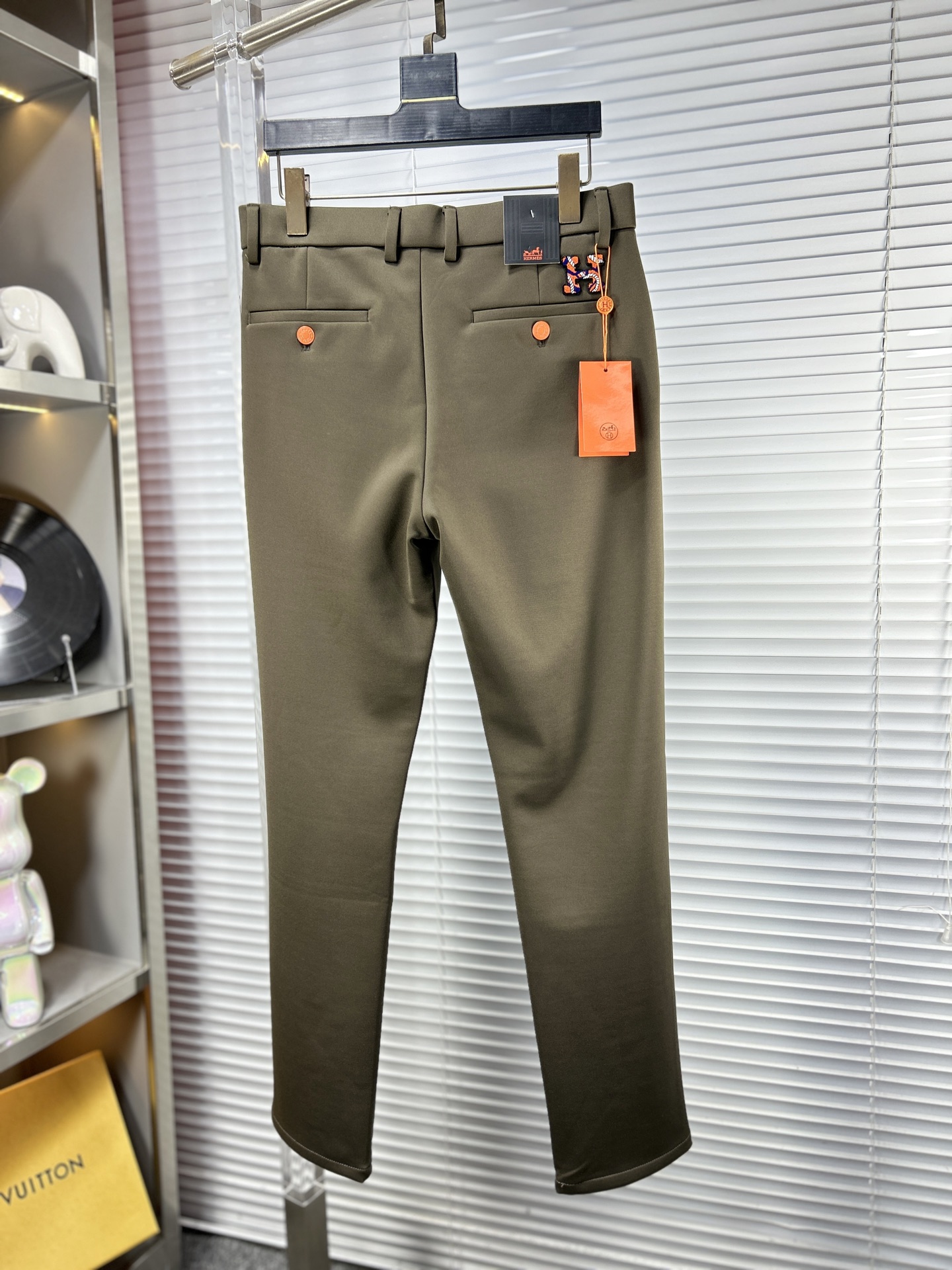 Herm*爱马仕 ss25秋冬新款休闲裤西裤，官网同步发售，裤身工艺设计，进口客供辅料、面料定制，代工厂