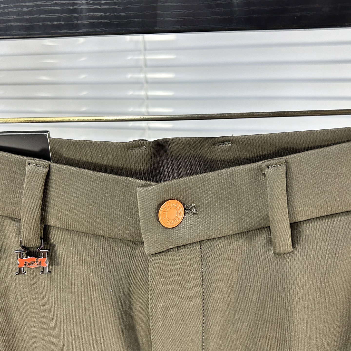 Herm*爱马仕 ss25秋冬新款休闲裤西裤，官网同步发售，裤身工艺设计，进口客供辅料、面料定制，代工厂