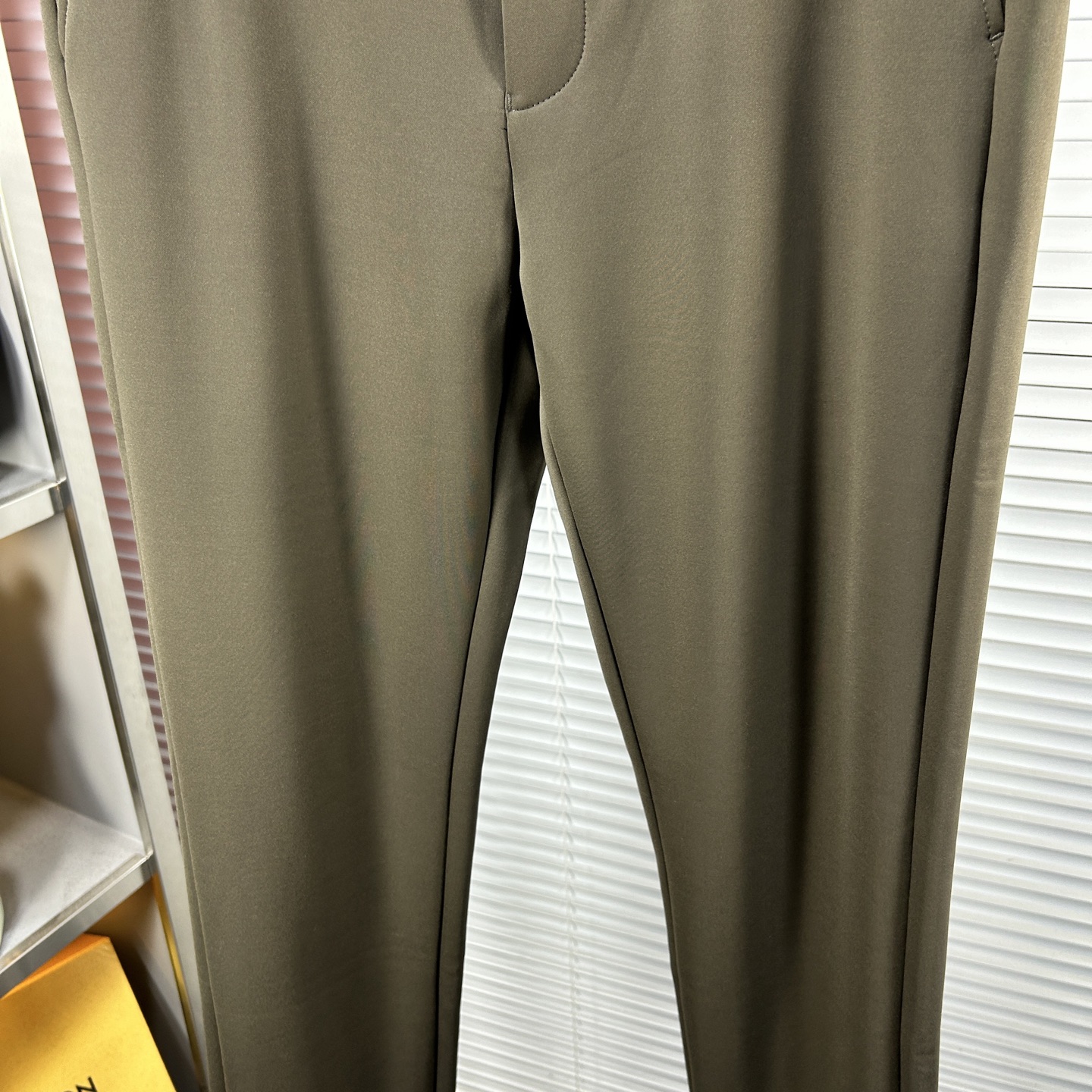 Herm*爱马仕 ss25秋冬新款休闲裤西裤，官网同步发售，裤身工艺设计，进口客供辅料、面料定制，代工厂