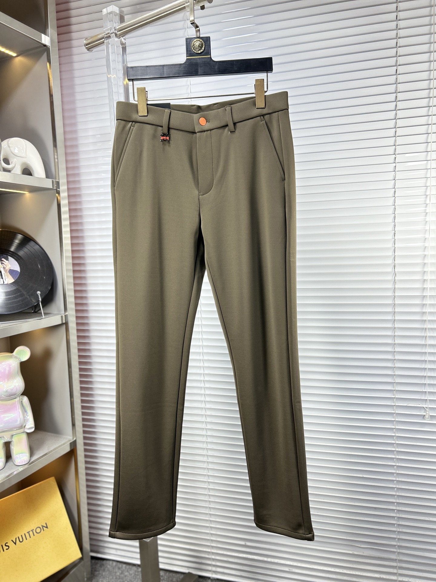 Herm*爱马仕 ss25秋冬新款休闲裤西裤，官网同步发售，裤身工艺设计，进口客供辅料、面料定制，代工厂