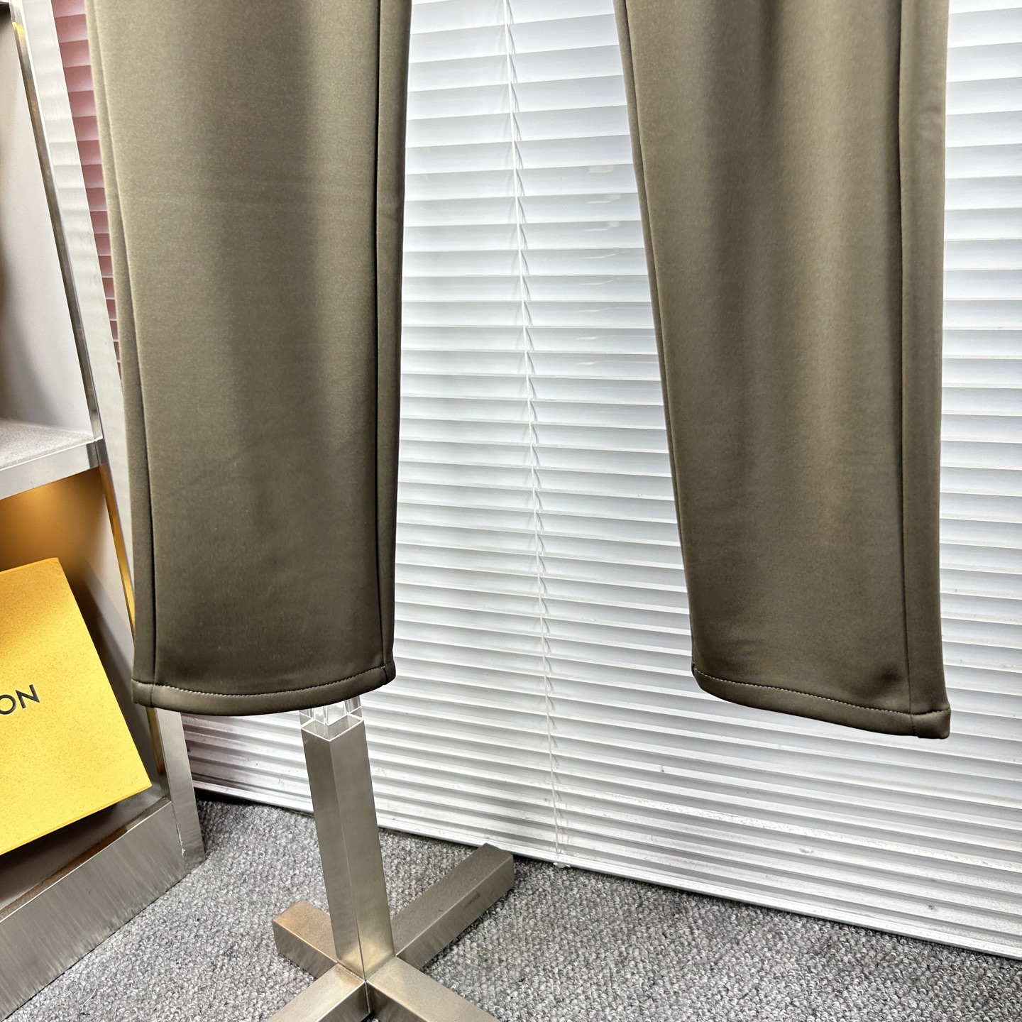 Herm*爱马仕 ss25秋冬新款休闲裤西裤，官网同步发售，裤身工艺设计，进口客供辅料、面料定制，代工厂