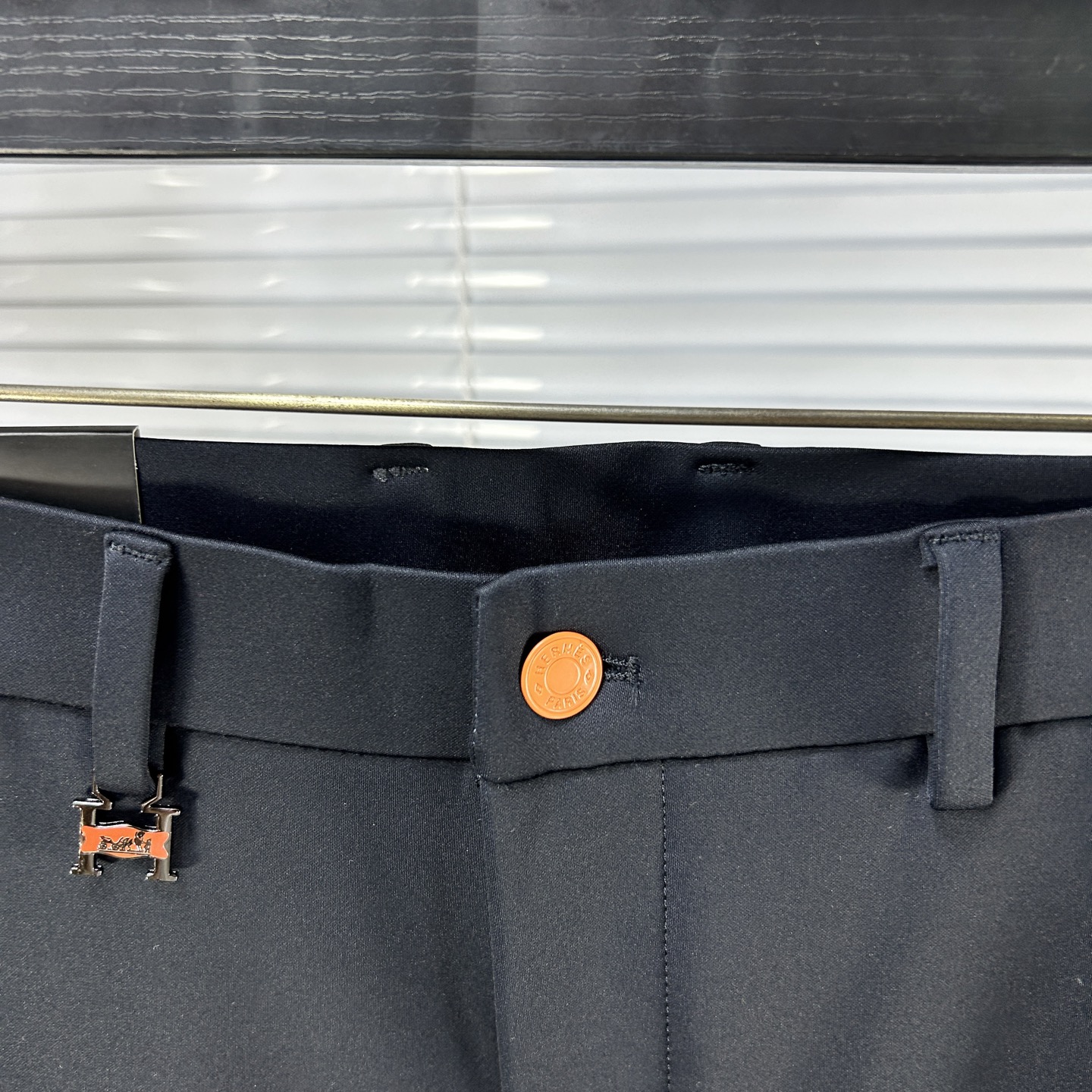 Herm*爱马仕 ss25秋冬新款休闲裤西裤，官网同步发售，裤身工艺设计，进口客供辅料、面料定制，代工厂