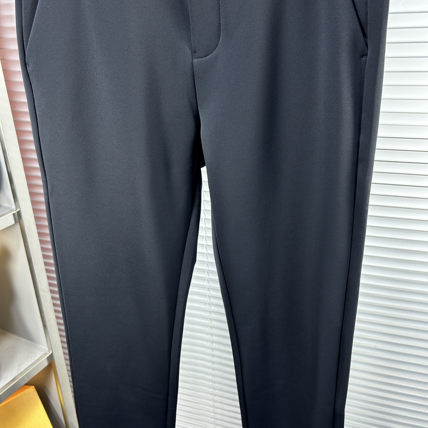 Herm*爱马仕 ss25秋冬新款休闲裤西裤，官网同步发售，裤身工艺设计，进口客供辅料、面料定制，代工厂