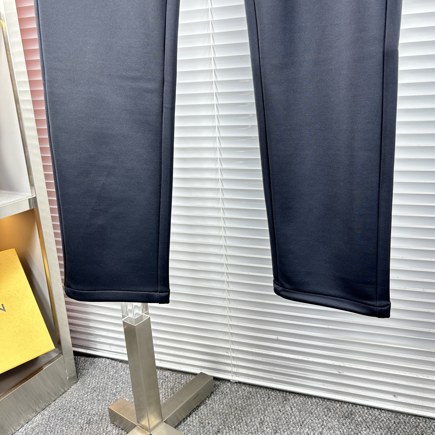 Herm*爱马仕 ss25秋冬新款休闲裤西裤，官网同步发售，裤身工艺设计，进口客供辅料、面料定制，代工厂