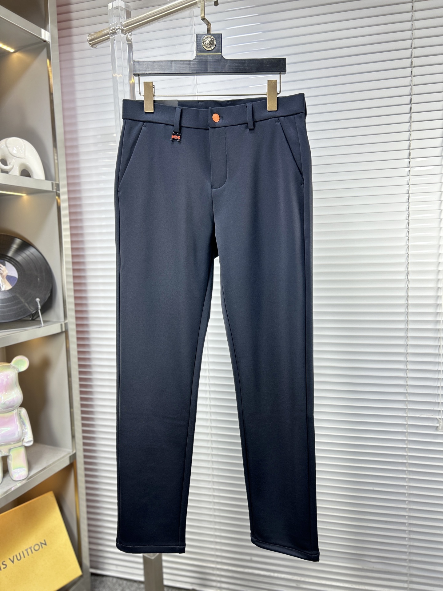 Herm*爱马仕 ss25秋冬新款休闲裤西裤，官网同步发售，裤身工艺设计，进口客供辅料、面料定制，代工厂