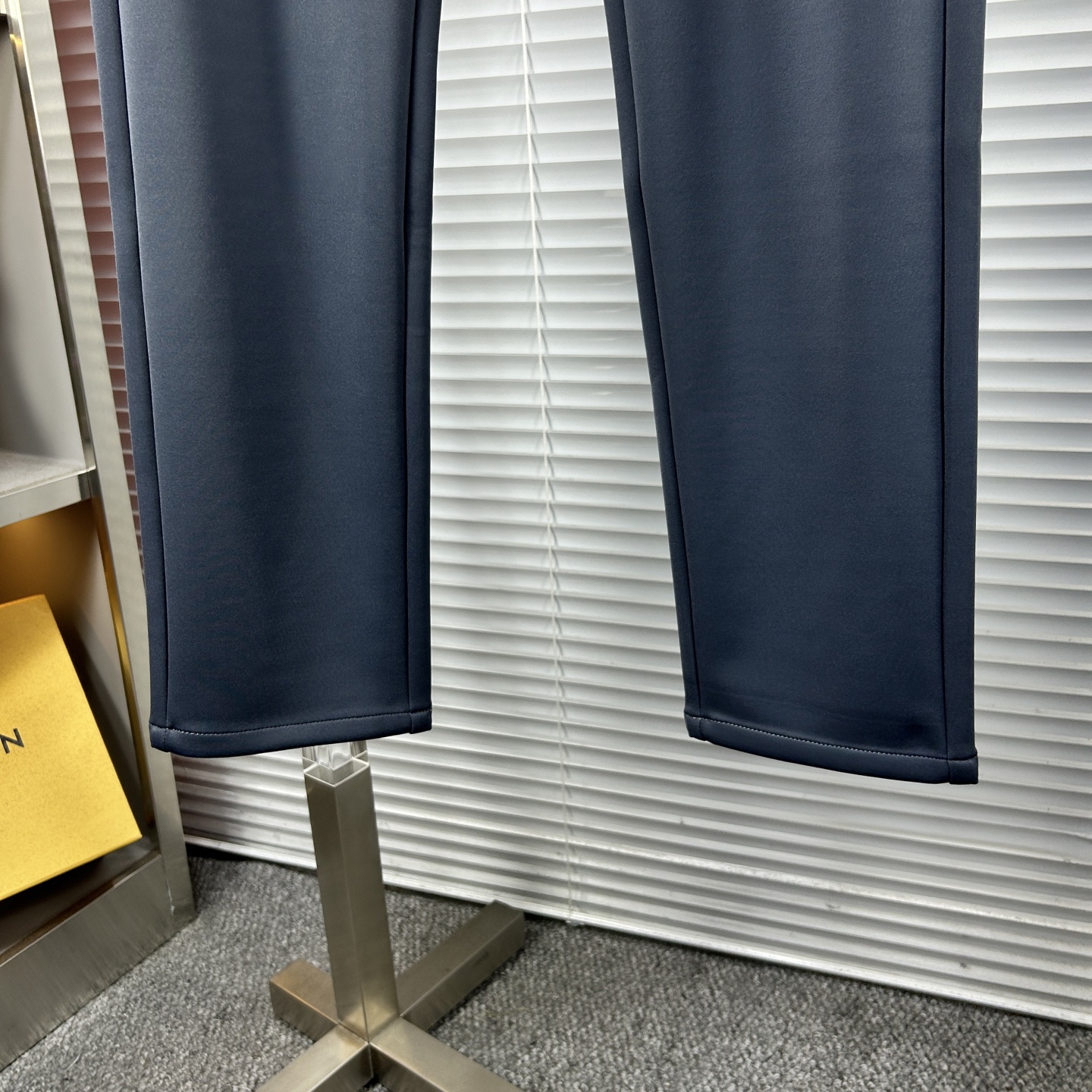 Herm*爱马仕 ss25秋冬新款休闲裤西裤，官网同步发售，裤身工艺设计，进口客供辅料、面料定制，代工厂