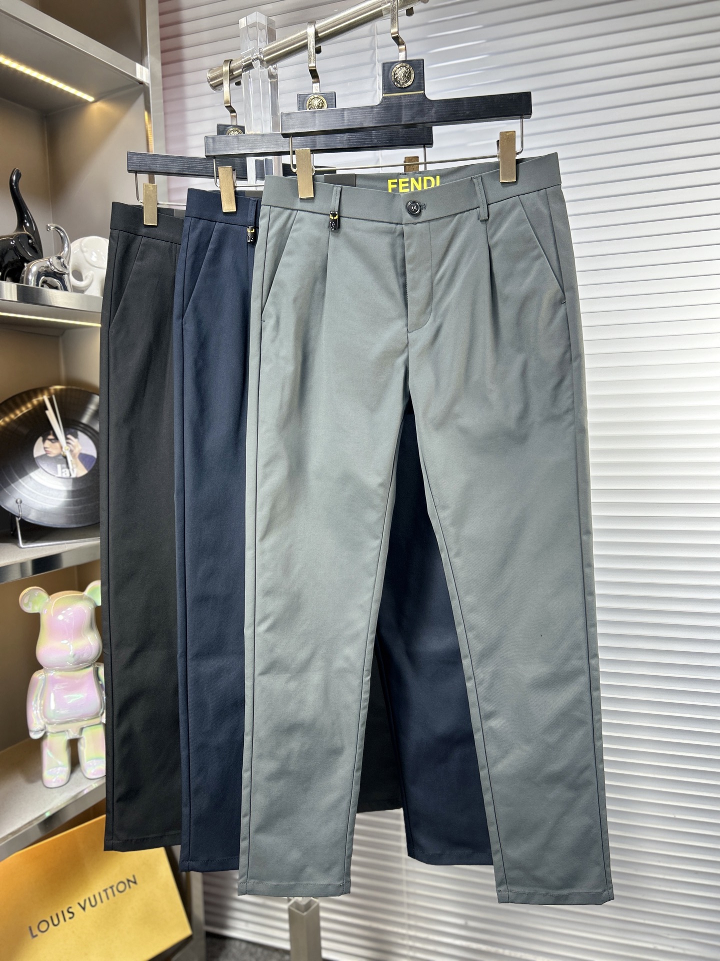 Fend*芬迪 ss25秋冬新款休闲裤西裤，官网同步发售，裤身工艺设计，进口客供辅料、面料定制，代工厂出