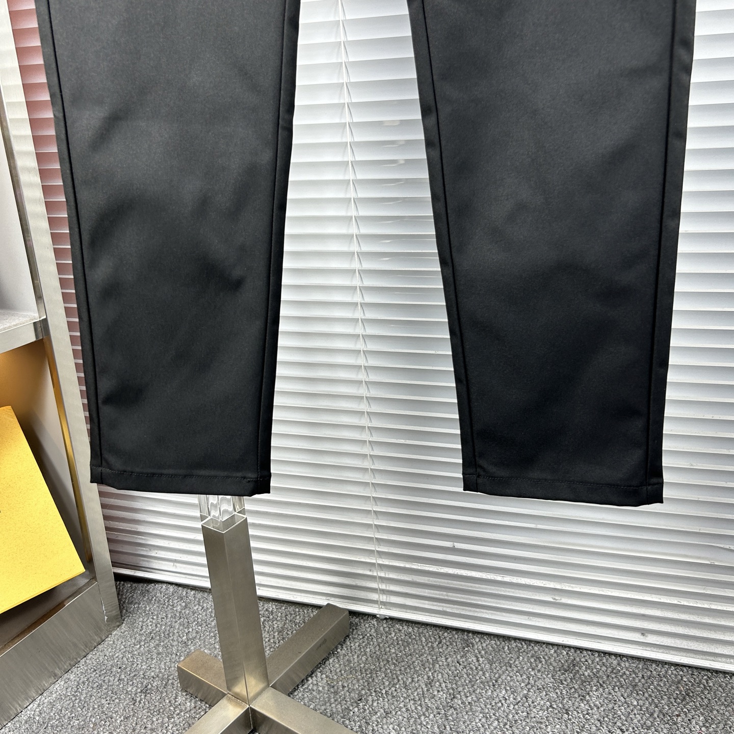 Fend*芬迪 ss25秋冬新款休闲裤西裤，官网同步发售，裤身工艺设计，进口客供辅料、面料定制，代工厂出