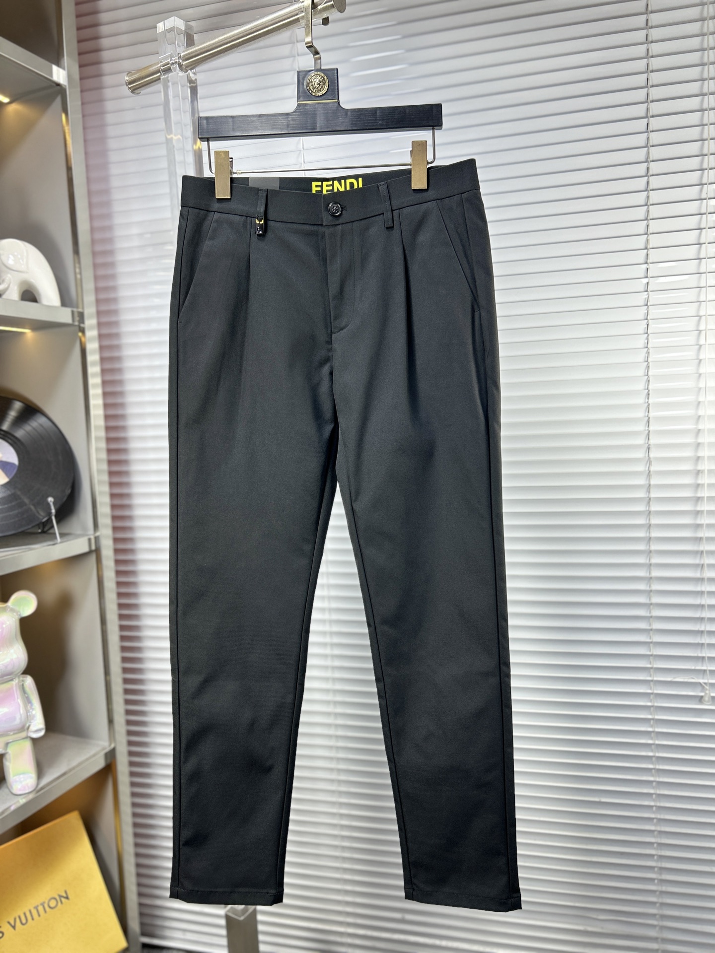 Fend*芬迪 ss25秋冬新款休闲裤西裤，官网同步发售，裤身工艺设计，进口客供辅料、面料定制，代工厂出