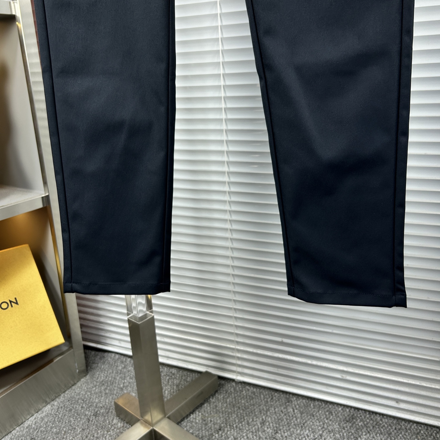 Fend*芬迪 ss25秋冬新款休闲裤西裤，官网同步发售，裤身工艺设计，进口客供辅料、面料定制，代工厂出