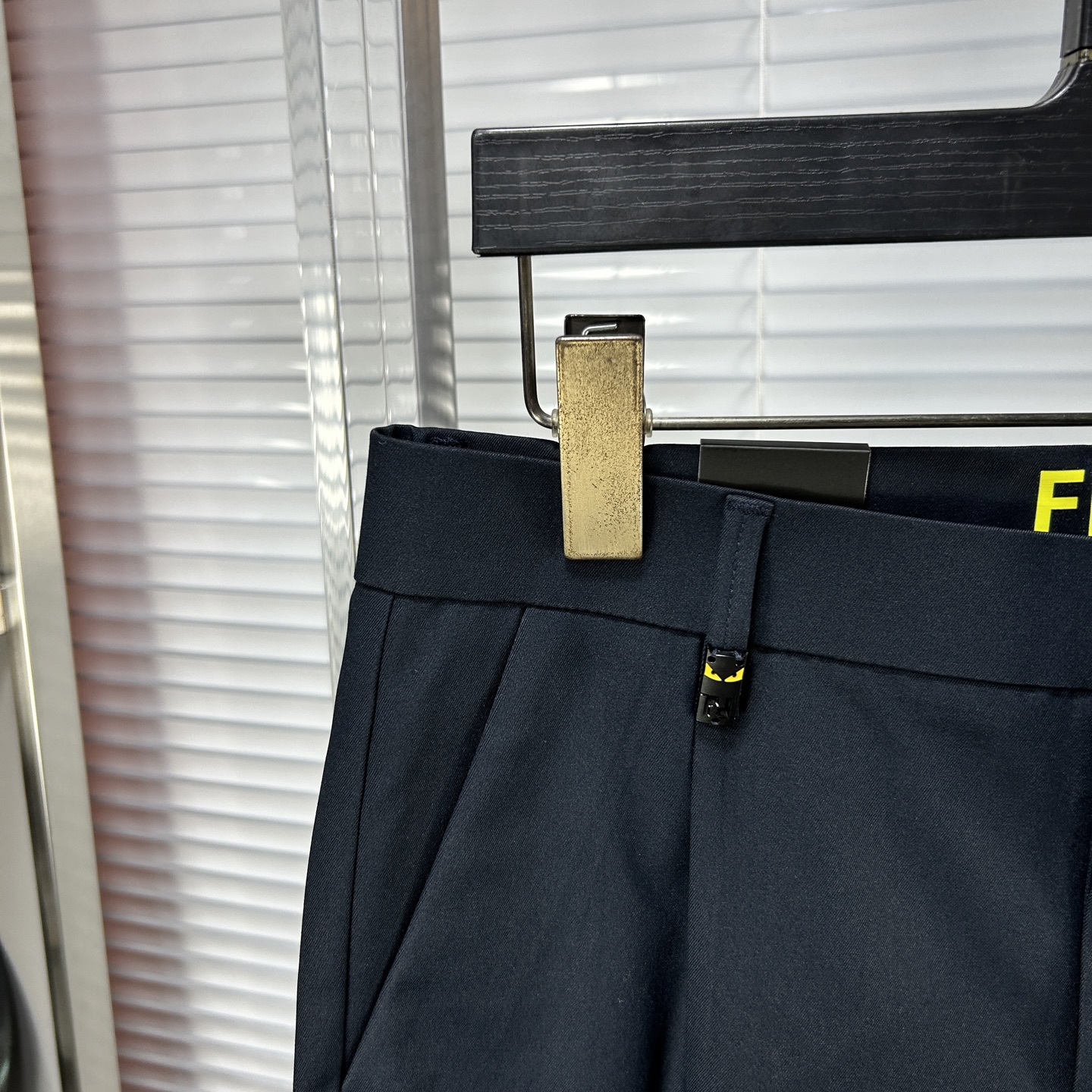 Fend*芬迪 ss25秋冬新款休闲裤西裤，官网同步发售，裤身工艺设计，进口客供辅料、面料定制，代工厂出