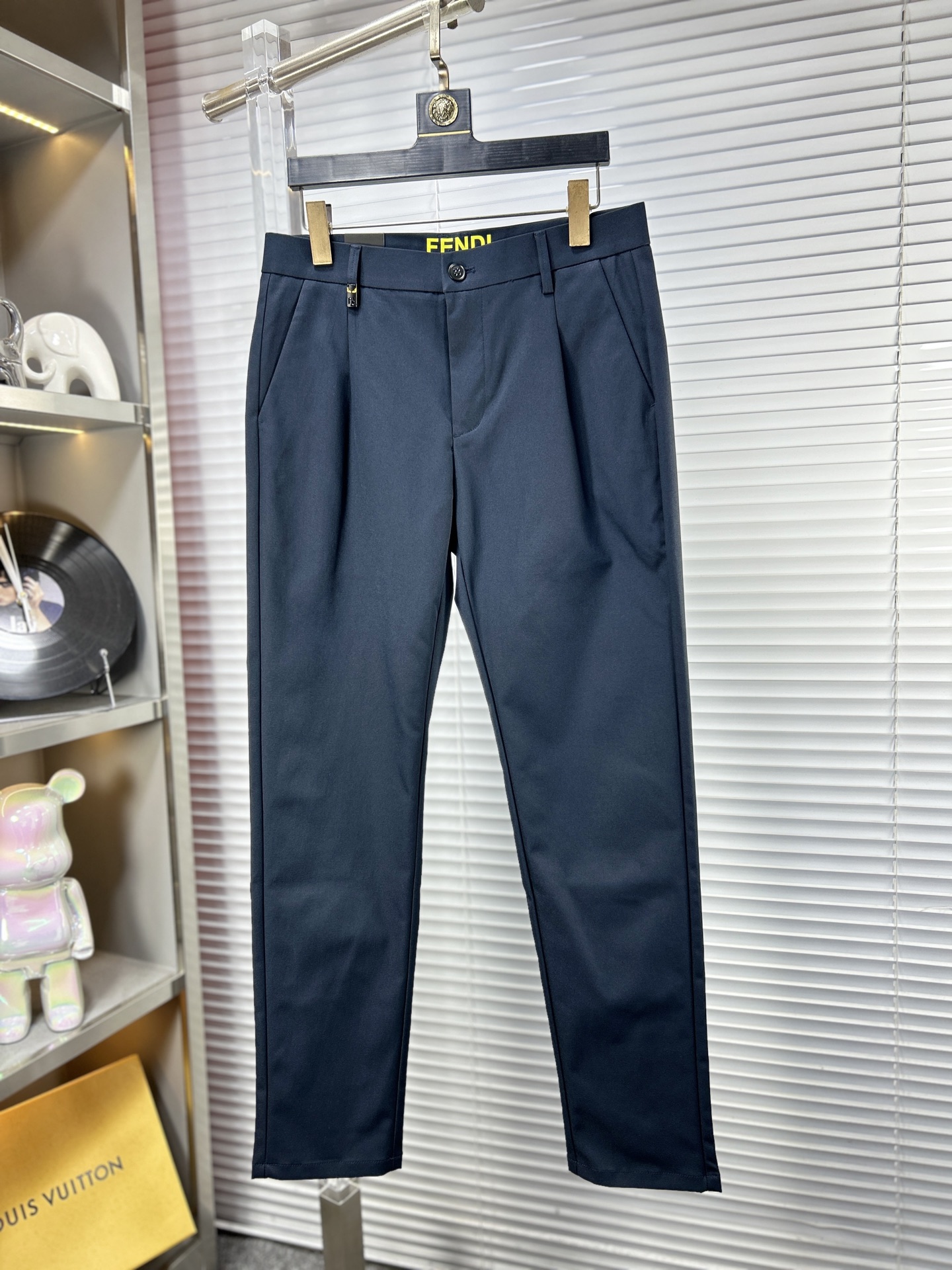 Fend*芬迪 ss25秋冬新款休闲裤西裤，官网同步发售，裤身工艺设计，进口客供辅料、面料定制，代工厂出