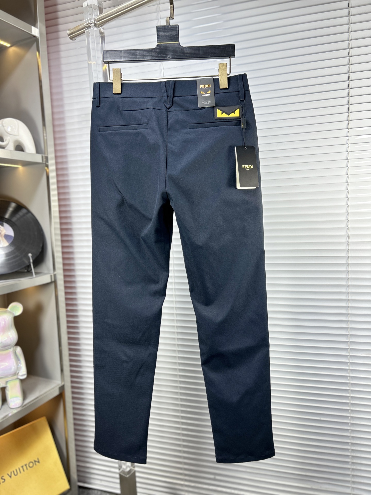 Fend*芬迪 ss25秋冬新款休闲裤西裤，官网同步发售，裤身工艺设计，进口客供辅料、面料定制，代工厂出