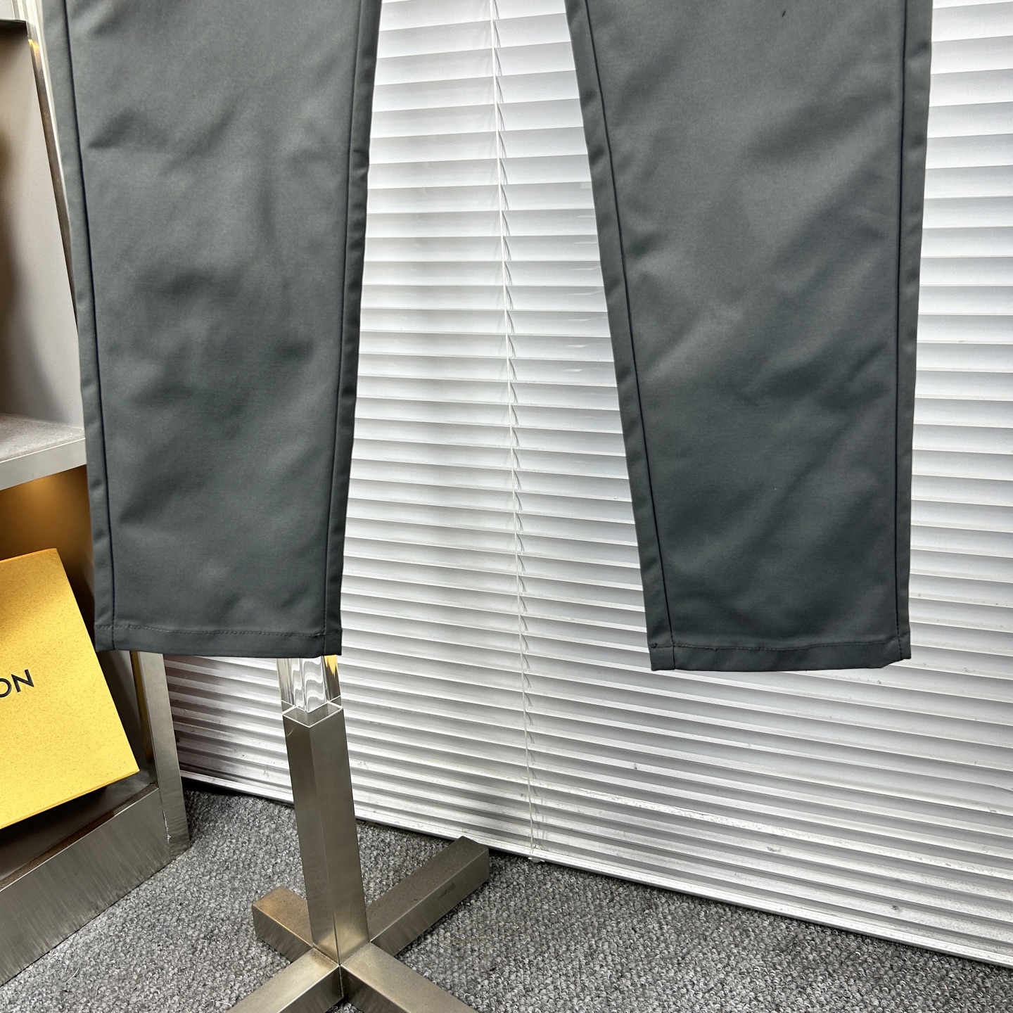 Fend*芬迪 ss25秋冬新款休闲裤西裤，官网同步发售，裤身工艺设计，进口客供辅料、面料定制，代工厂出