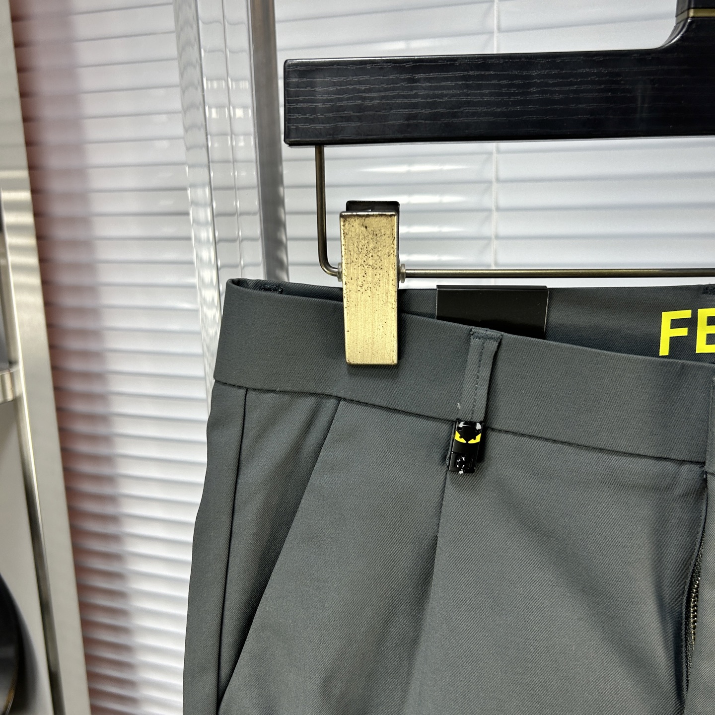 Fend*芬迪 ss25秋冬新款休闲裤西裤，官网同步发售，裤身工艺设计，进口客供辅料、面料定制，代工厂出