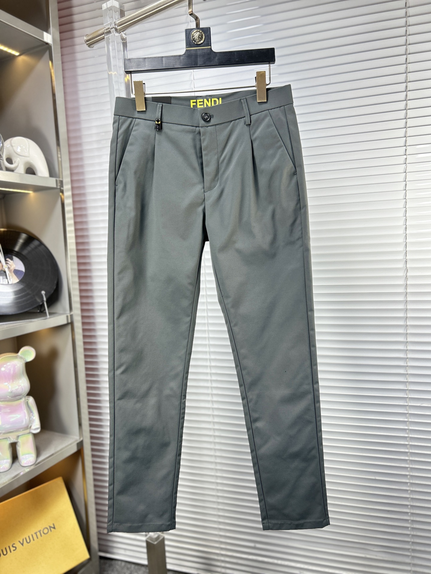 Fend*芬迪 ss25秋冬新款休闲裤西裤，官网同步发售，裤身工艺设计，进口客供辅料、面料定制，代工厂出