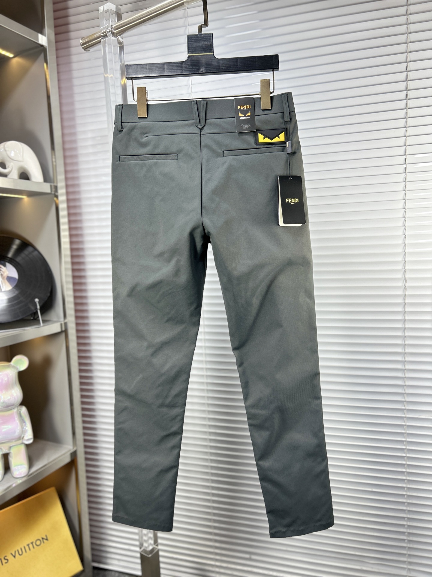Fend*芬迪 ss25秋冬新款休闲裤西裤，官网同步发售，裤身工艺设计，进口客供辅料、面料定制，代工厂出