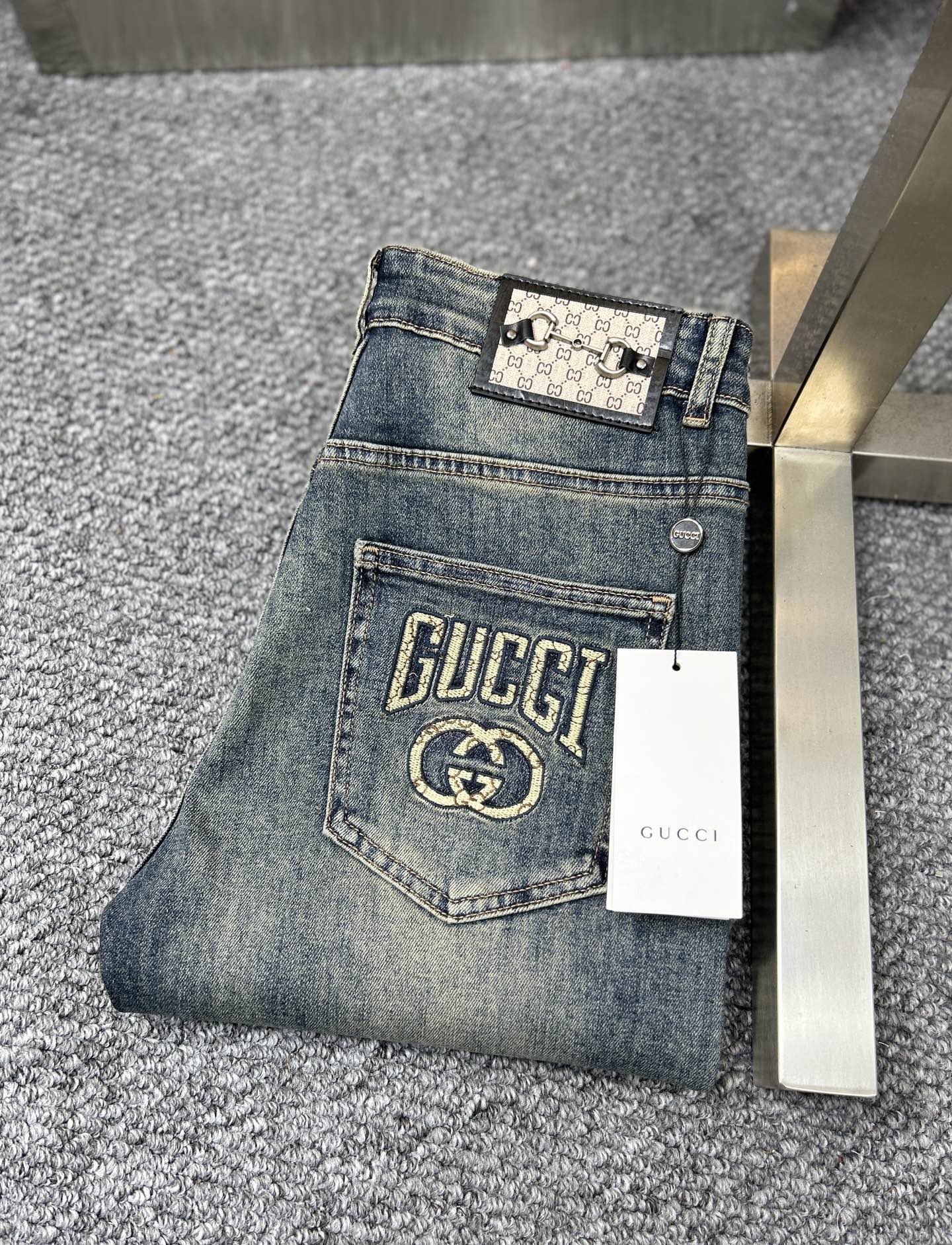 NO:927223,Gucc*Gucci ss26 new early spring men's jeans. The fabric has good elasticity. Exclusively available on the official website. Fashionable and elegant. Uses original color yeast washing process. Selected imported heavyweight denim denim fabric. Equipped with counter hardware decoration. Genuine leather label. Exquisite stitching. Worth owning. Size 29-38. No 37m,,gucci,jeans,19860909Gucc*古奇 ss26早春新款男士牛仔裤 面料弹性好.独家发售 官网同步 时尚优雅 采用原色酵母水洗工艺 精选进口重磅丹宁牛仔面料 配专柜五金装饰 真皮皮牌 精致车线 值得拥有.码数29-38 无37m,,gucci,jeans,,Men's clothing