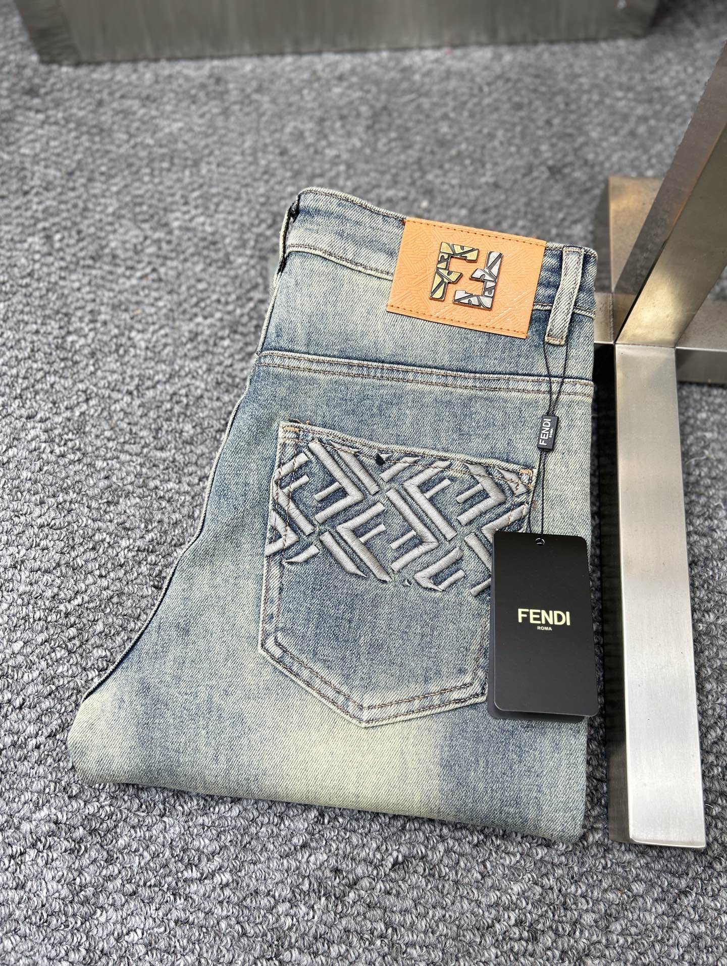NO:927215,Fend* Fendi ss26 new early spring men's jeans. The fabric has good elasticity. Exclusive sale. Synchronized with the official website. Fashionable and elegant. Using original color yeast washing process. Selected imported heavyweight denim denim fabric. Equipped with counter hardware decoration. Genuine leather label. Exquisite stitching. Worth owning. Size 29-38. No 37m,,fendi,fendi,jeans,19860909Fend*芬迪 ss26早春新款男士牛仔裤 面料弹性好.独家发售 官网同步 时尚优雅 采用原色酵母水洗工艺 精选进口重磅丹宁牛仔面料 配专柜五金装饰 真皮皮牌 精致车线 值得拥有.码数29-38 无37m,,fendi,fendi,jeans,,Men's clothing