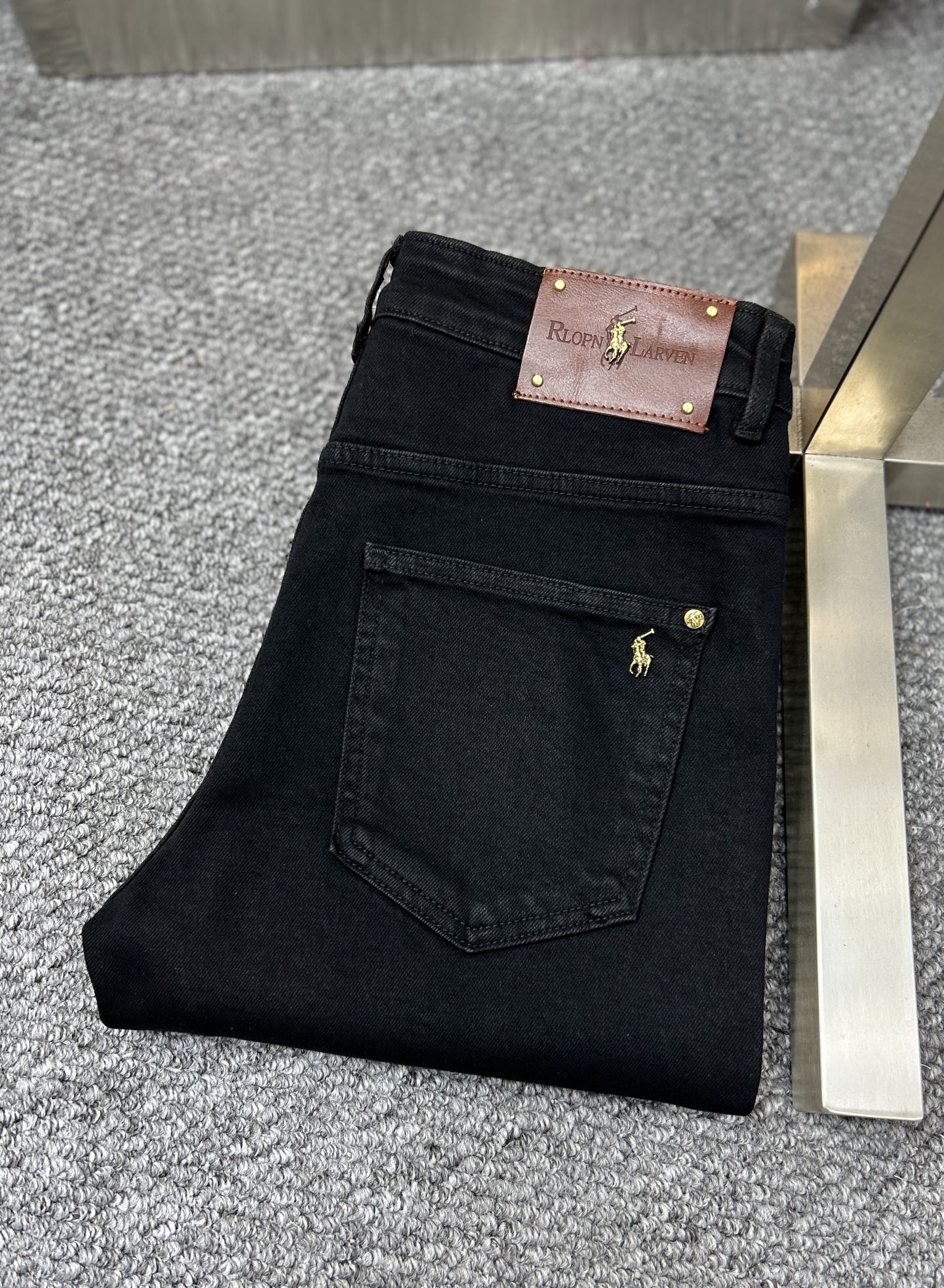 NO:906094,Polo* ss26 new early spring men's jeans. The fabric has good elasticity. Exclusive sale. Synchronized with the official website. Fashionable and elegant. Uses original color yeast washing process. Selected imported heavyweight denim denim fabric. Equipped with counter hardware decoration. Genuine leather label. Exquisite stitching. Worth owning. Size 29-38 No 37m,,jeans,19860909Polo* ss26早春新款男士牛仔裤 面料弹性好.独家发售 官网同步 时尚优雅 采用原色酵母水洗工艺 精选进口重磅丹宁牛仔面料 配专柜五金装饰 真皮皮牌 精致车线 值得拥有.码数29-38 无37m,,jeans,,Men's clothing