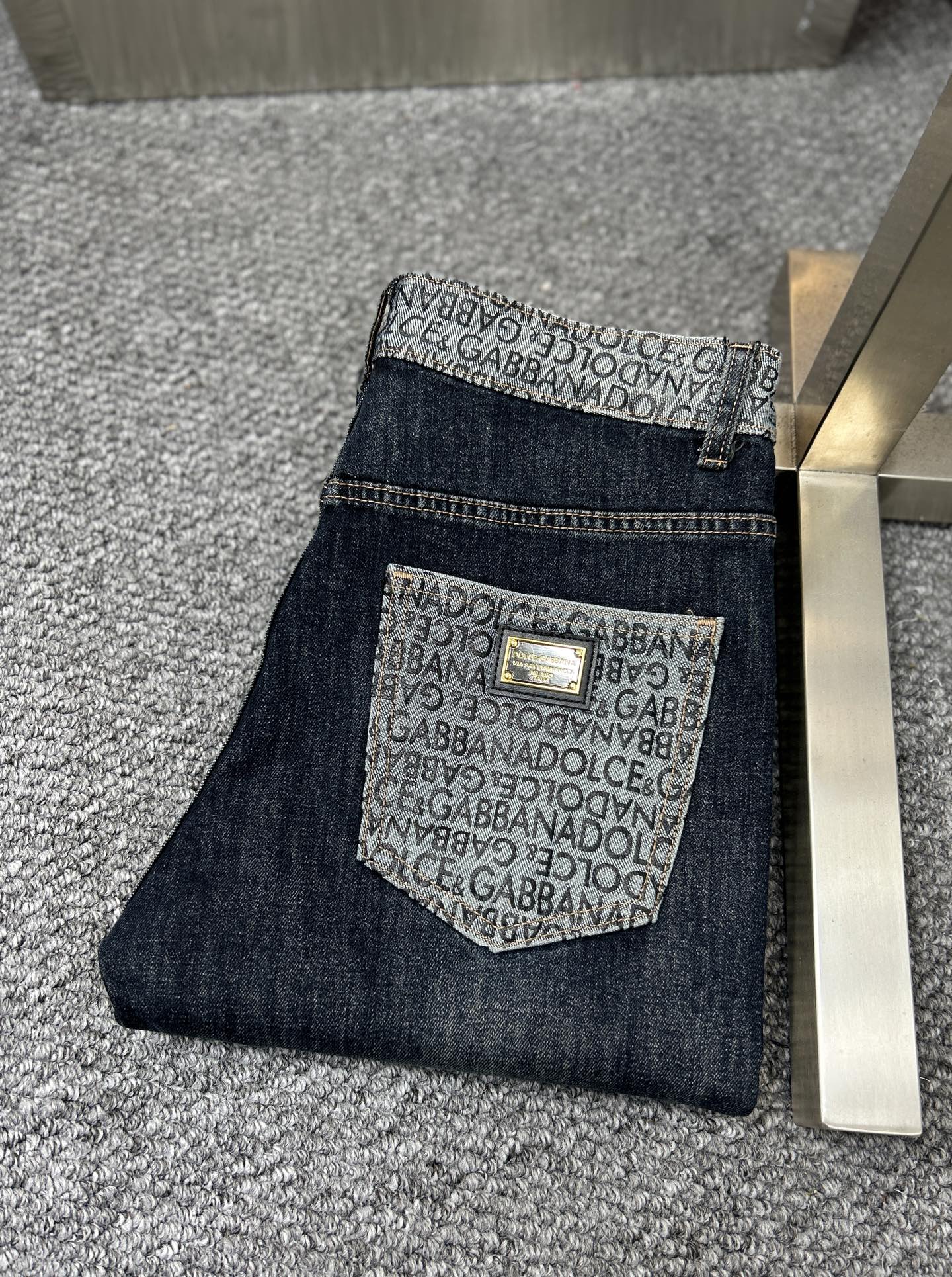 NO:925727,DG*Dolce & Gabbana ss26 new early spring men's jeans. The fabric has good elasticity. Exclusively available on the official website. Fashionable and elegant. Uses original color yeast washing process. Selected imported heavyweight denim denim fabric. Equipped with counter hardware decoration. Genuine leather label. Exquisite stitching. Worth owning. Size 29-38. No 37m,,Dolce&Gabbana,jeans,19860909DG*杜嘉班纳 ss26早春新款男士牛仔裤 面料弹性好.独家发售 官网同步 时尚优雅 采用原色酵母水洗工艺 精选进口重磅丹宁牛仔面料 配专柜五金装饰 真皮皮牌 精致车线 值得拥有.码数29-38 无37m,,Dolce&Gabbana,jeans,,Men's clothing