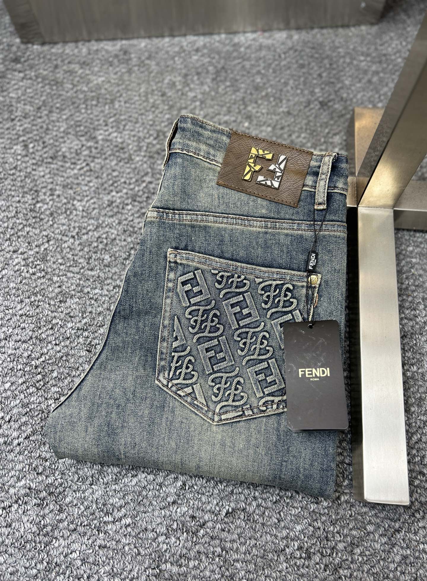 NO:906077,Fend* Fendi ss26 new early spring men's jeans. The fabric has good elasticity. Exclusive sale. Synchronized with the official website. Fashionable and elegant. Using original color yeast washing process. Selected imported heavyweight denim denim fabric. Equipped with counter hardware decoration. Genuine leather label. Exquisite stitching. Worth owning. Size 29-38. No 37m,,fendi,fendi,jeans,19860909Fend*芬迪 ss26早春新款男士牛仔裤 面料弹性好.独家发售 官网同步 时尚优雅 采用原色酵母水洗工艺 精选进口重磅丹宁牛仔面料 配专柜五金装饰 真皮皮牌 精致车线 值得拥有.码数29-38 无37m,,fendi,fendi,jeans,,Men's clothing