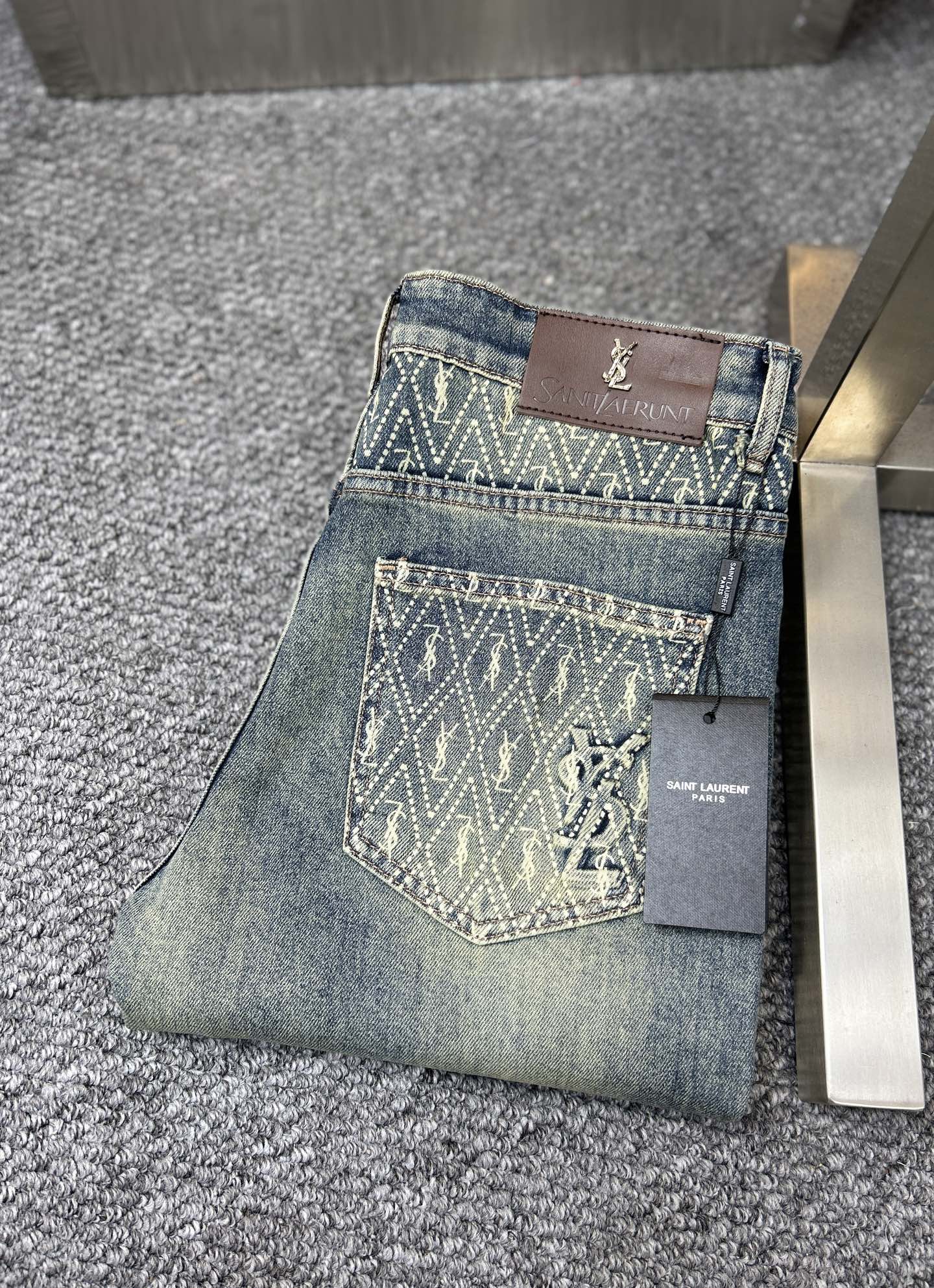 NO:925678,YSL*Saint Laurent ss26 new early spring men's jeans. The fabric has good elasticity. Exclusively available on the official website. Fashionable and elegant. Uses original color yeast washing process. Selected imported heavyweight denim denim fabric. Equipped with counter hardware decoration. Genuine leather label. Exquisite stitching. Worth owning. Size 29-38. No 37m,,saint laurent,saint laurent,jeans,19860909YSL*圣罗兰 ss26早春新款男士牛仔裤 面料弹性好.独家发售 官网同步 时尚优雅 采用原色酵母水洗工艺 精选进口重磅丹宁牛仔面料 配专柜五金装饰 真皮皮牌 精致车线 值得拥有.码数29-38 无37m,,saint laurent,saint laurent,jeans,,Men's clothing