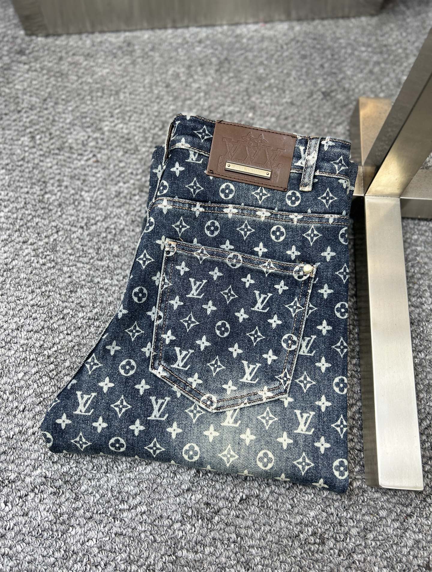 NO:927207,LV*Louis ss26 early spring new men's jeans. The fabric has good elasticity. Exclusively available on the official website. Fashionable and elegant. Uses original color yeast washing process. Selected imported heavyweight denim denim fabric. Equipped with counter hardware decoration. Genuine leather label. Exquisite stitching. Worth owning. Size 29-38. No 37m,,louis vuitton,louis vuitton,jeans,19860909LV*路易 ss26早春新款男士牛仔裤 面料弹性好.独家发售 官网同步 时尚优雅 采用原色酵母水洗工艺 精选进口重磅丹宁牛仔面料 配专柜五金装饰 真皮皮牌 精致车线 值得拥有.码数29-38 无37m,,louis vuitton,louis vuitton,jeans,,Men's clothing