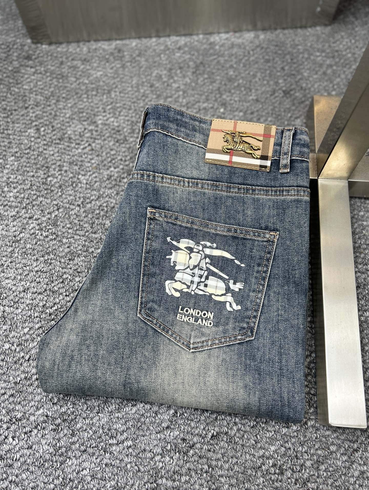 NO:906054,BBR* Burberry ss26 new early spring men's jeans. The fabric has good elasticity. Exclusively available on the official website. Fashionable and elegant. Uses original color yeast washing process. Selected imported heavyweight denim denim fabric. Equipped with counter hardware decoration. Genuine leather brand. Exquisite stitching. Worth owning. Size 29-38. No 37m,, burberry, jeans,19860909BBR*巴宝莉 ss26早春新款男士牛仔裤 面料弹性好.独家发售 官网同步 时尚优雅 采用原色酵母水洗工艺 精选进口重磅丹宁牛仔面料 配专柜五金装饰 真皮皮牌 精致车线 值得拥有.码数29-38 无37m,,burberry,jeans,,Men's clothing
