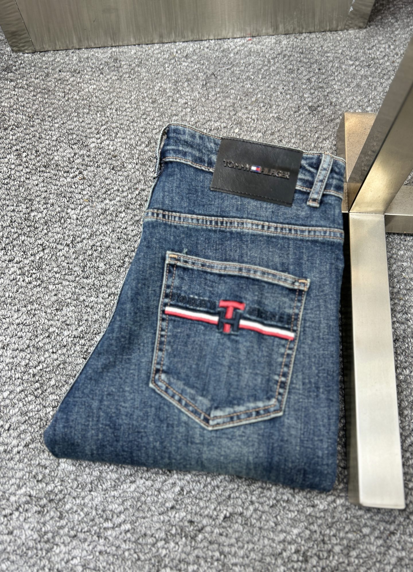NO:925659,TB*Tom ss26 new early spring men's jeans. The fabric has good elasticity. Exclusive sale. Official website synchronization. Fashionable and elegant. Uses original color yeast washing process. Selected imported heavyweight denim denim fabric. Equipped with counter hardware decoration. Genuine leather label. Exquisite stitching. Worth owning. Size 29-38 No 37m,,jeans,19860909TB*汤姆 ss26早春新款男士牛仔裤 面料弹性好.独家发售 官网同步 时尚优雅 采用原色酵母水洗工艺 精选进口重磅丹宁牛仔面料 配专柜五金装饰 真皮皮牌 精致车线 值得拥有.码数29-38 无37m,,jeans,,Men's clothing