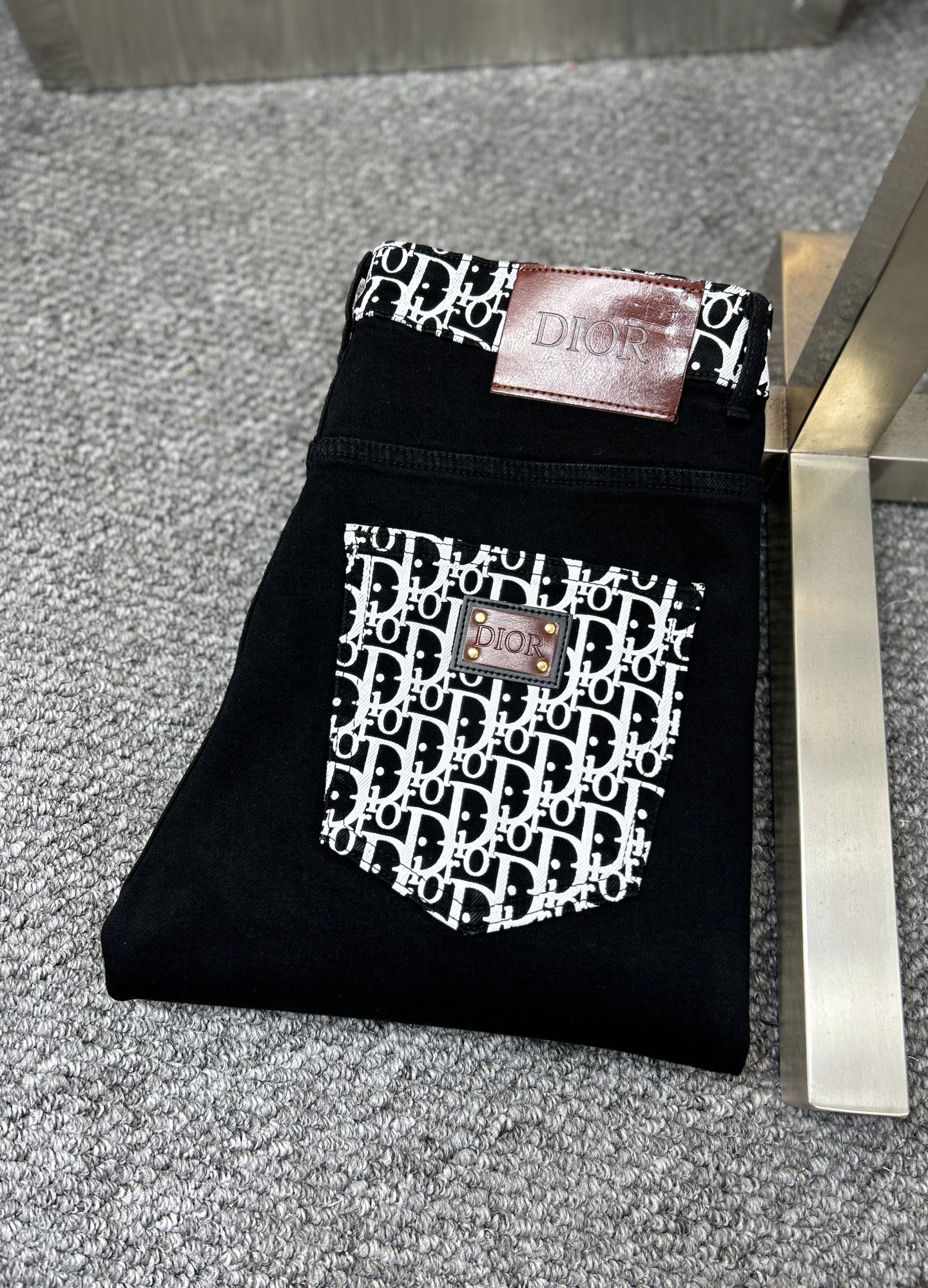 NO:925713,DIo*Dior ss26 new early spring men's jeans. The fabric has good elasticity. Exclusively available on the official website. Fashionable and elegant. Uses original color yeast washing process. Selected imported heavyweight denim denim fabric. Equipped with counter hardware decoration. Genuine leather label. Exquisite stitching. Worth owning. Size 29-38. No 37m,,dior,dior,jeans,19860909DIo*迪奥 ss26早春新款男士牛仔裤 面料弹性好.独家发售 官网同步 时尚优雅 采用原色酵母水洗工艺 精选进口重磅丹宁牛仔面料 配专柜五金装饰 真皮皮牌 精致车线 值得拥有.码数29-38 无37m,,dior,dior,jeans,,Men's clothing