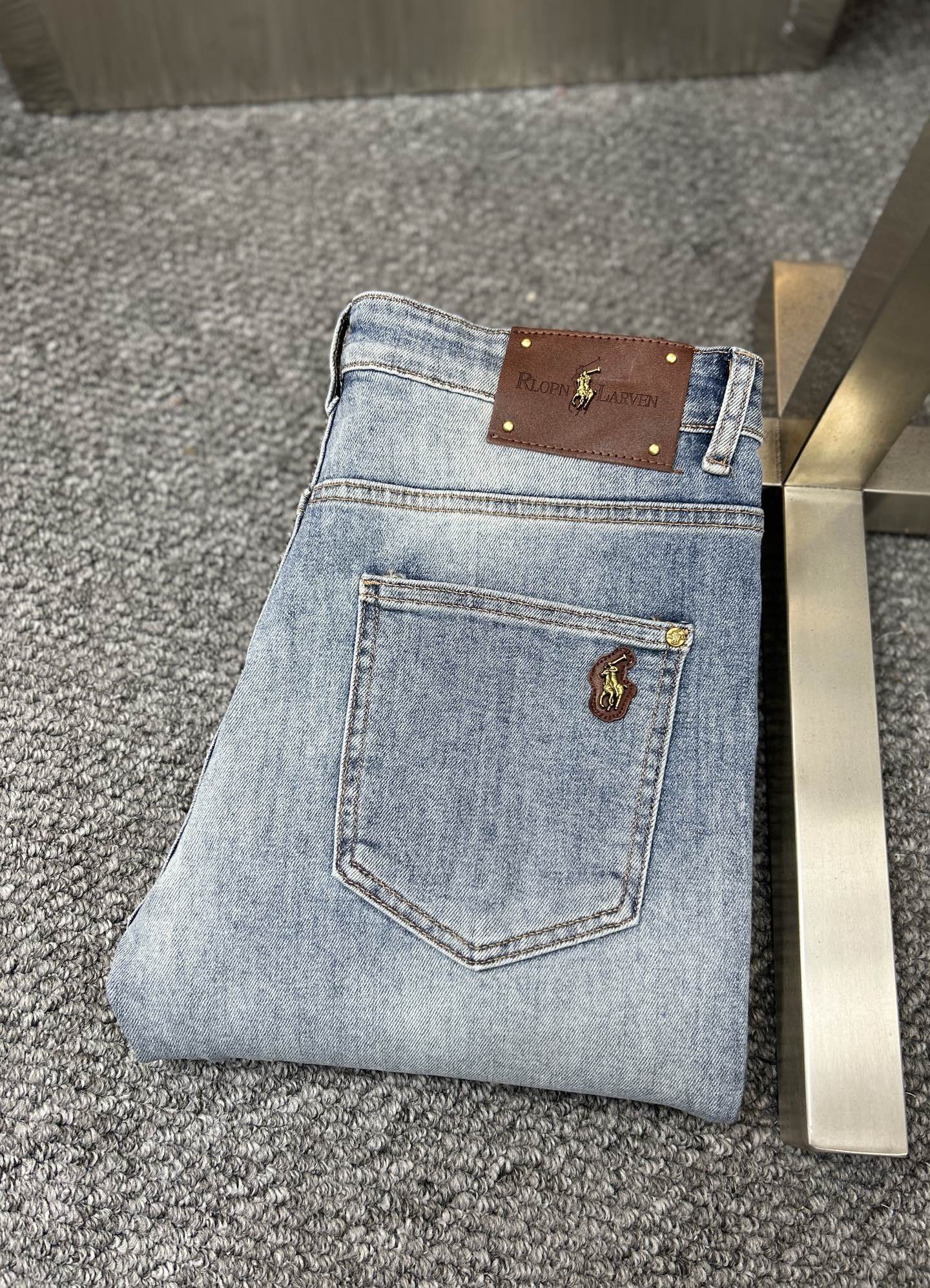 NO:906106,Polo* ss26 new early spring men's jeans. The fabric has good elasticity. Exclusive sale. Synchronized with the official website. Fashionable and elegant. Uses original color yeast washing process. Selected imported heavyweight denim denim fabric. Equipped with counter hardware decoration. Genuine leather label. Exquisite stitching. Worth owning. Size 29-38 No 35 37m,,jeans,19860909Polo* ss26早春新款男士牛仔裤 面料弹性好.独家发售 官网同步 时尚优雅 采用原色酵母水洗工艺 精选进口重磅丹宁牛仔面料 配专柜五金装饰 真皮皮牌 精致车线 值得拥有.码数29-38 无35 37m,,jeans,,Men's clothing
